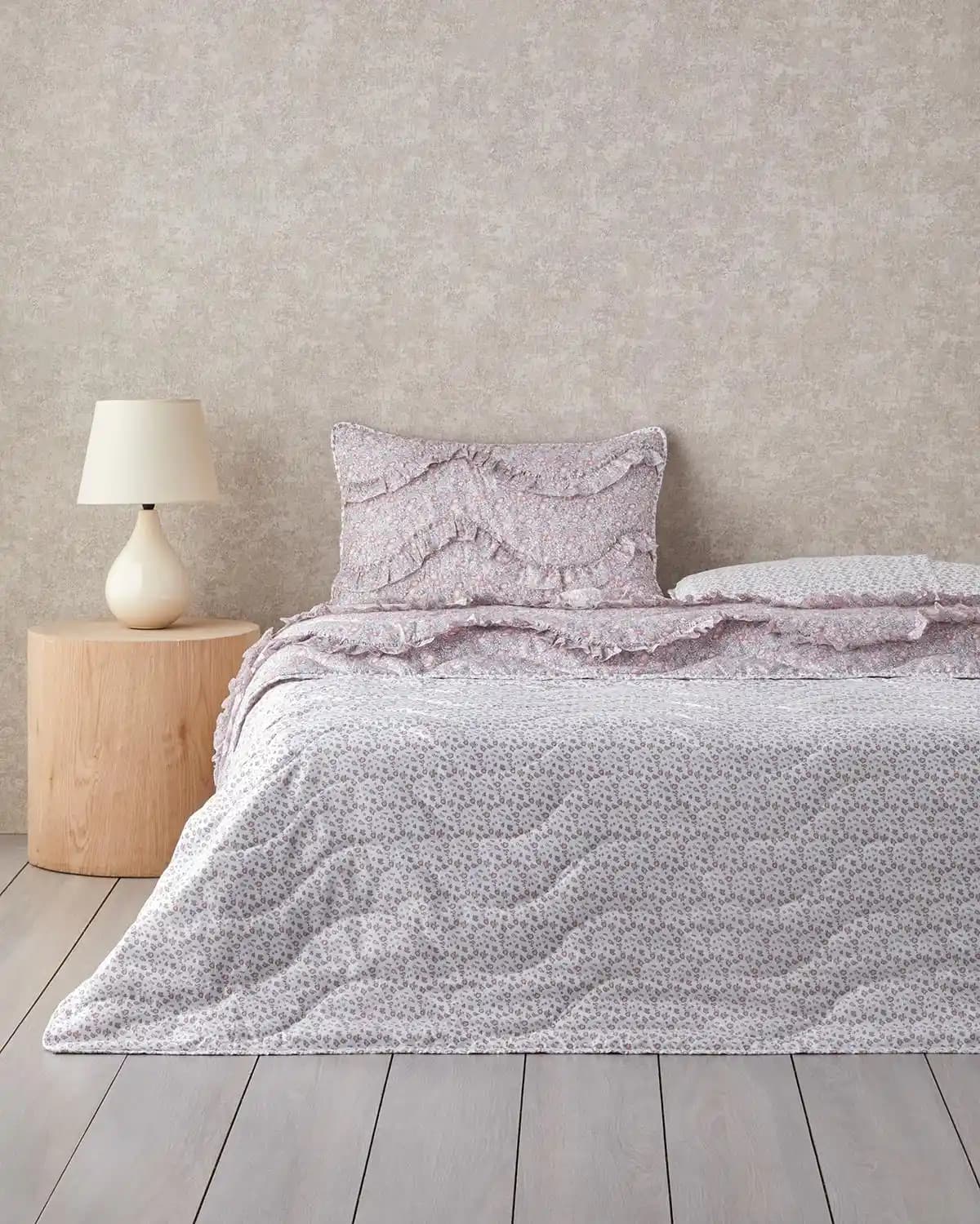 Tek Kişilik Fırfırlı Yatak Örtüsü ile Yatak Odası Dekorasyonunda Zarafet ve Şıklık