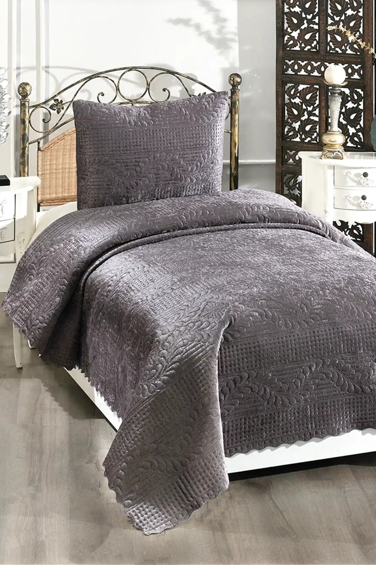 Tek Kişilik Kadife Yatak Örtüsü ile Yatak Odalarınıza Şıklık ve Konfor Katın