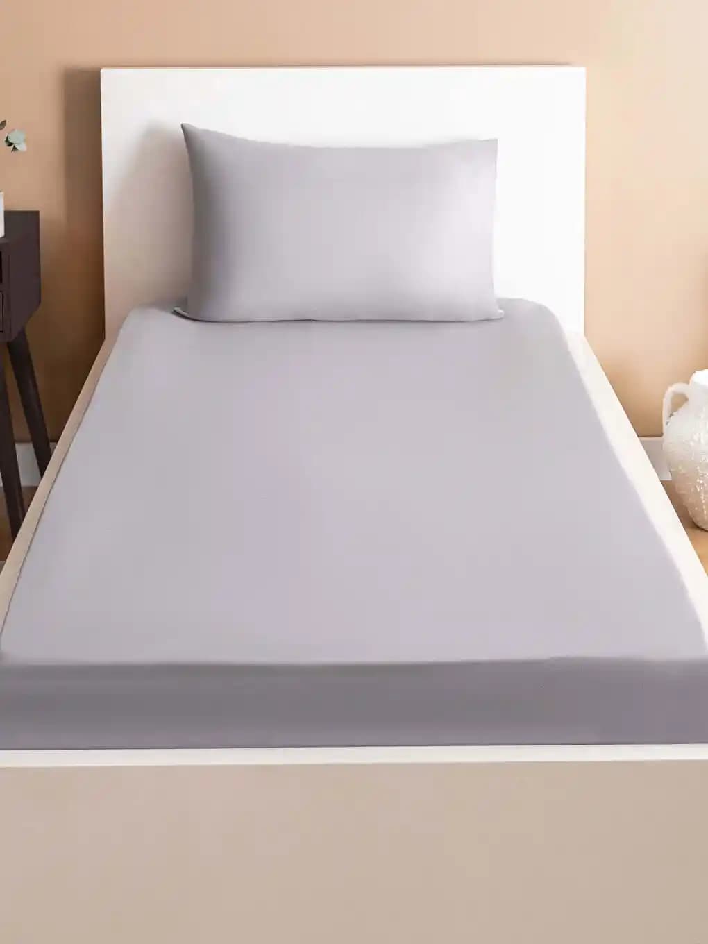 Tek Kişilik Lastikli Çarşaf ve Yastık Kılıfı Setleri ile Modern Yatak Odası Dekorasyonu