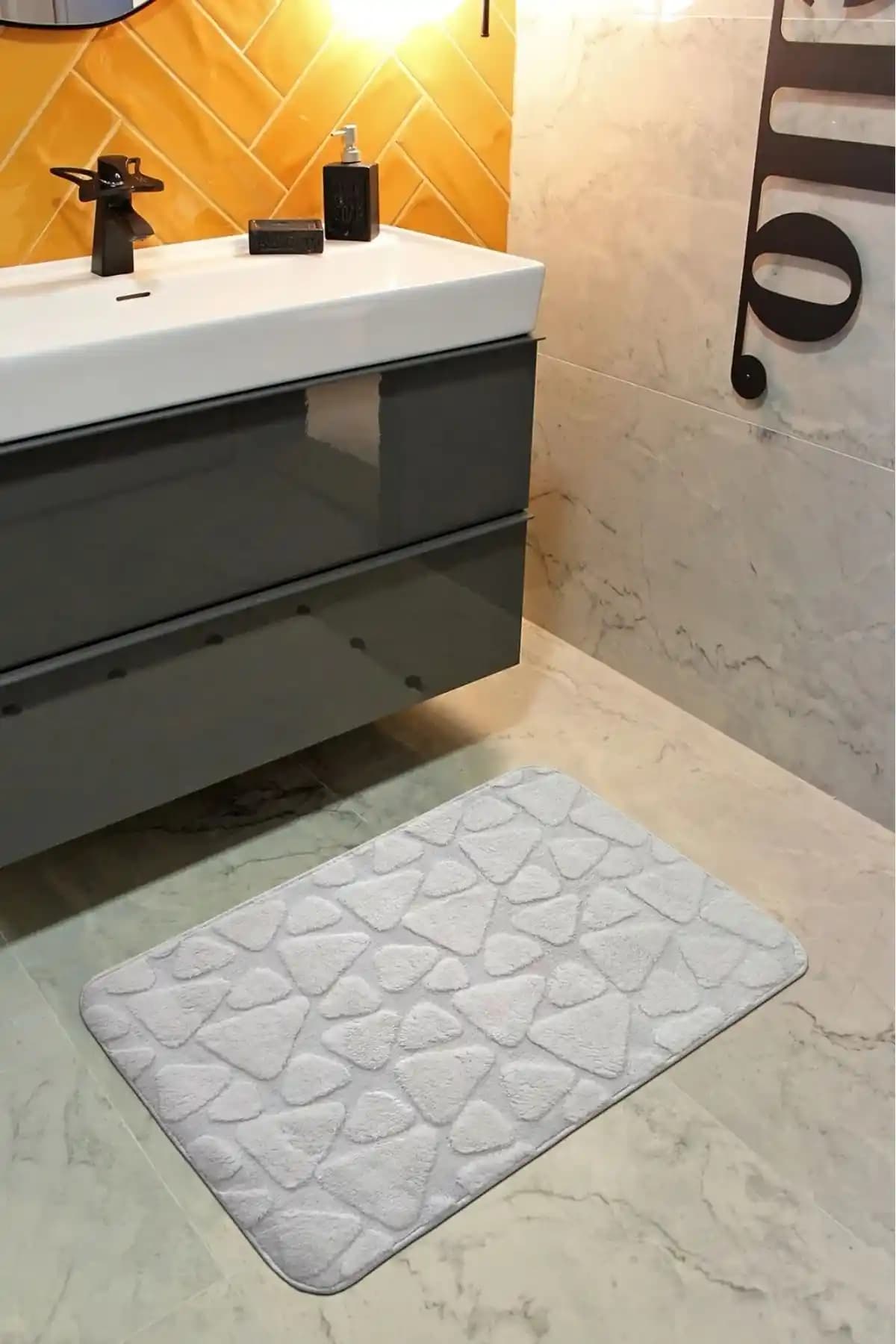 Tek Parça Banyo Halısı ile Modern ve Şık Dekorasyon Çözümleri