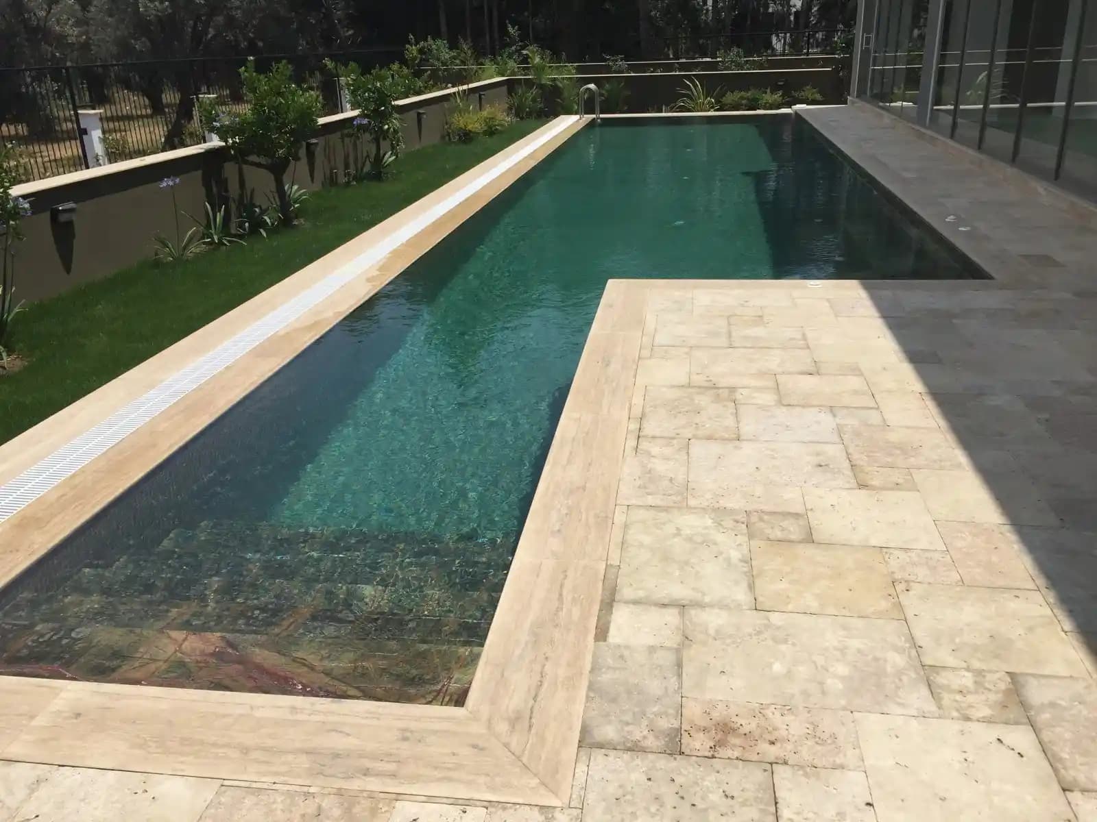 Traverten Kaplama Dekorasyonda Doğal ve Şık Bir Malzeme Seçeneği