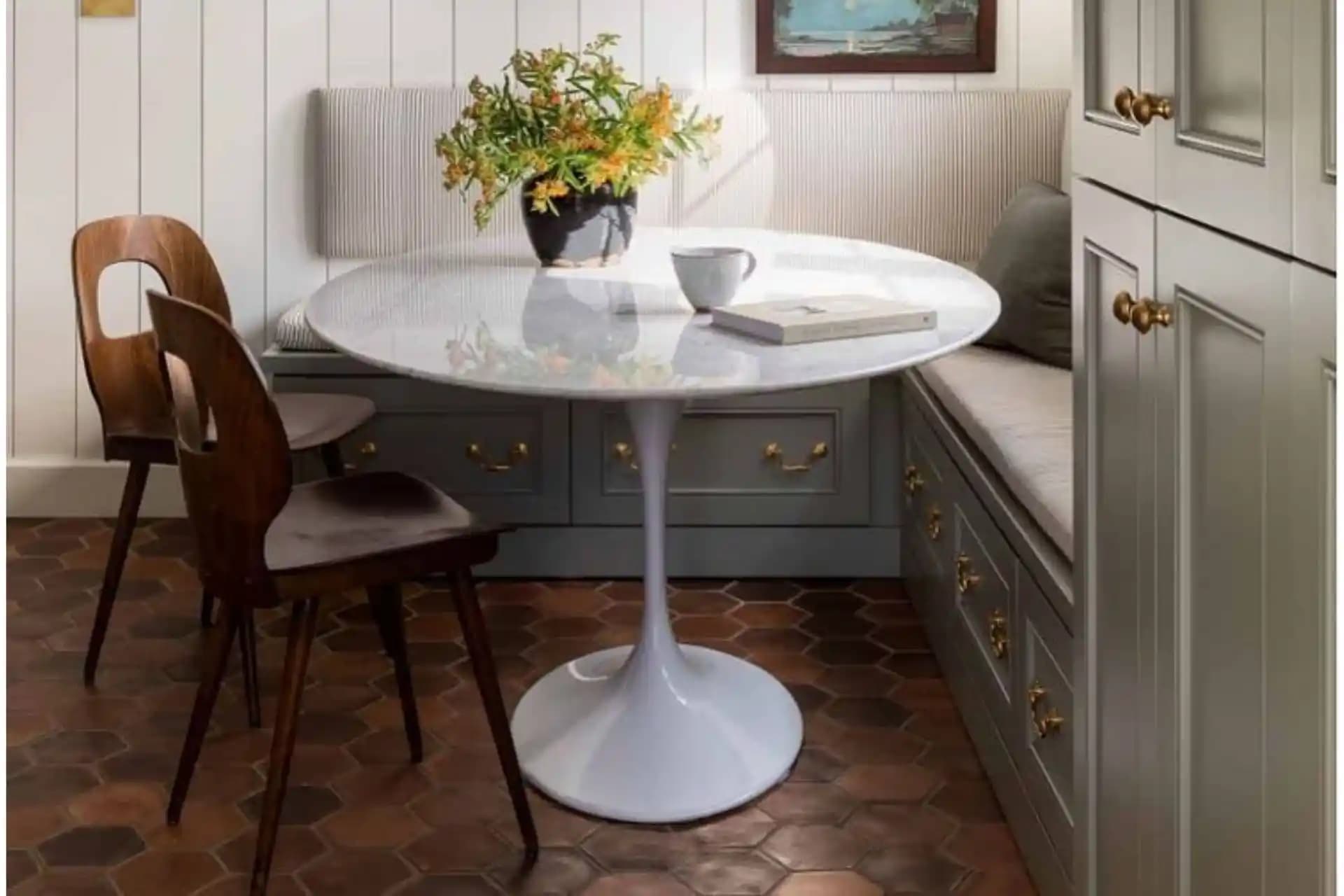 Tulip Masa Dekorasyonunda Şıklık ve Fonksiyonelliğin Modern Kullanımı