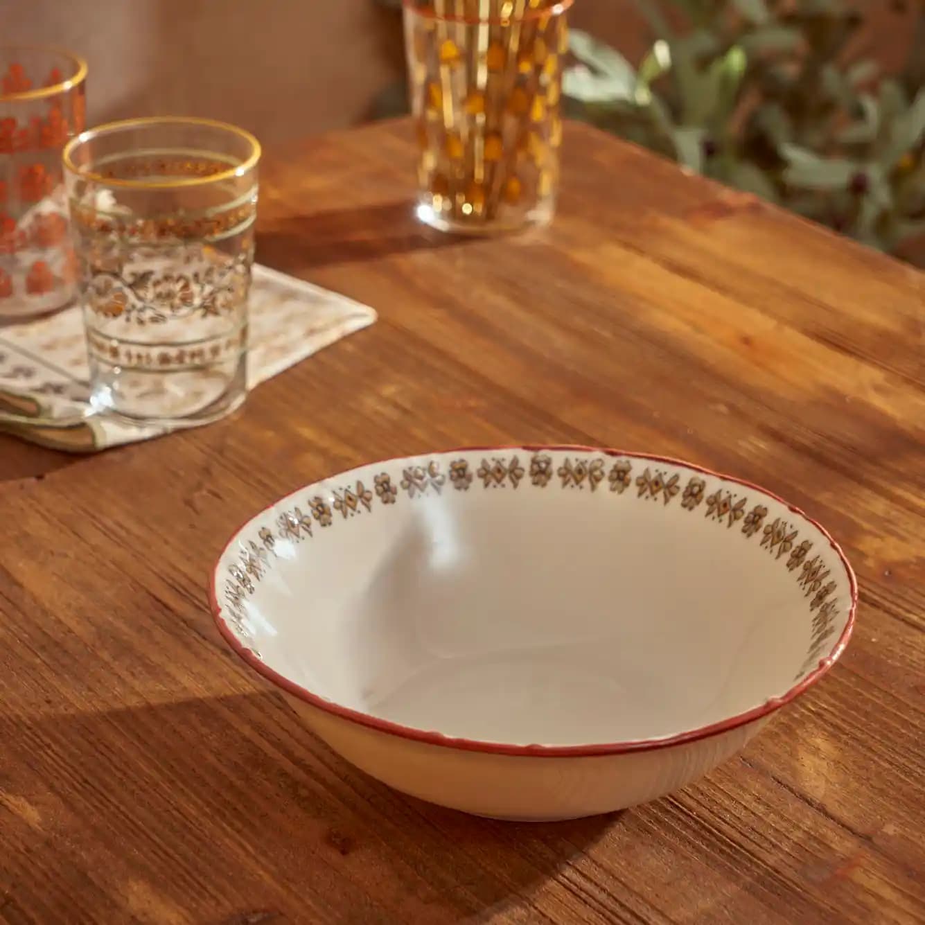 Tulu Porselen Salata Kasesi ile Dekorasyonda Zarafet ve Fonksiyonellik Bir Arada