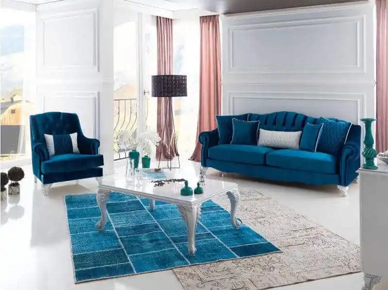 Turkuaz ve Petrol Mavisi Koltuklarla Modern ve Şık Ev Dekorasyonu Rehberi