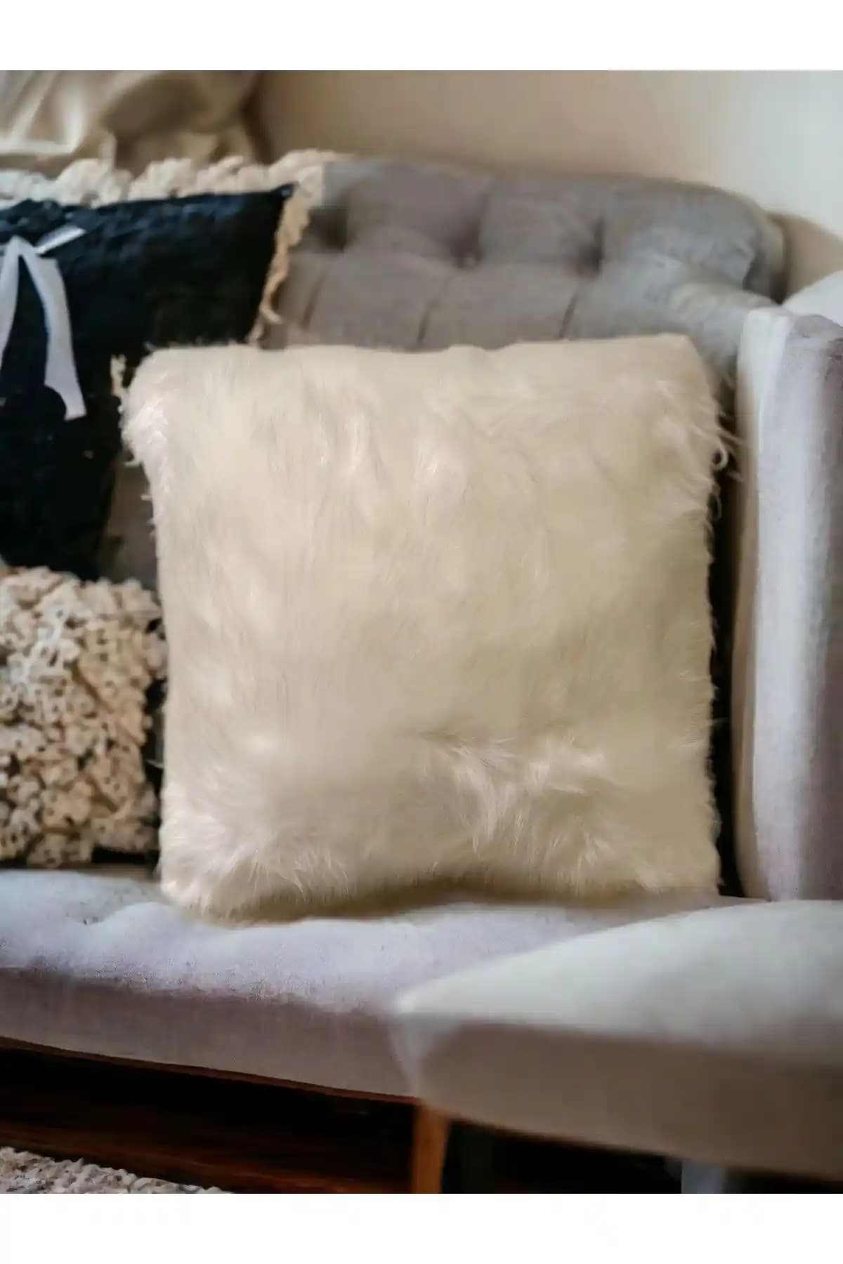 Tüylü Kırlent Kılıfı ile Dekorasyonunuza Zarif ve Konforlu Bir Dokunuş Katın