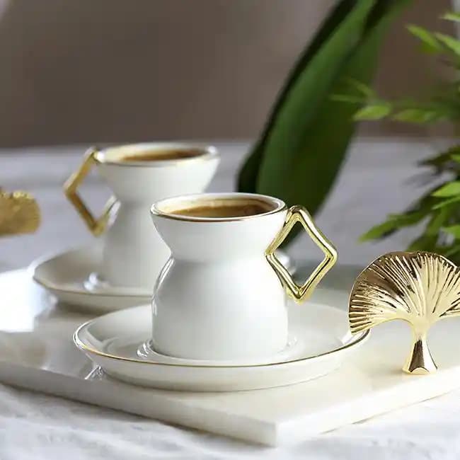 Üçgen Fincan Takımıyla Modern ve Şık Dekorasyon Fikirleri ve Kullanım Alanları