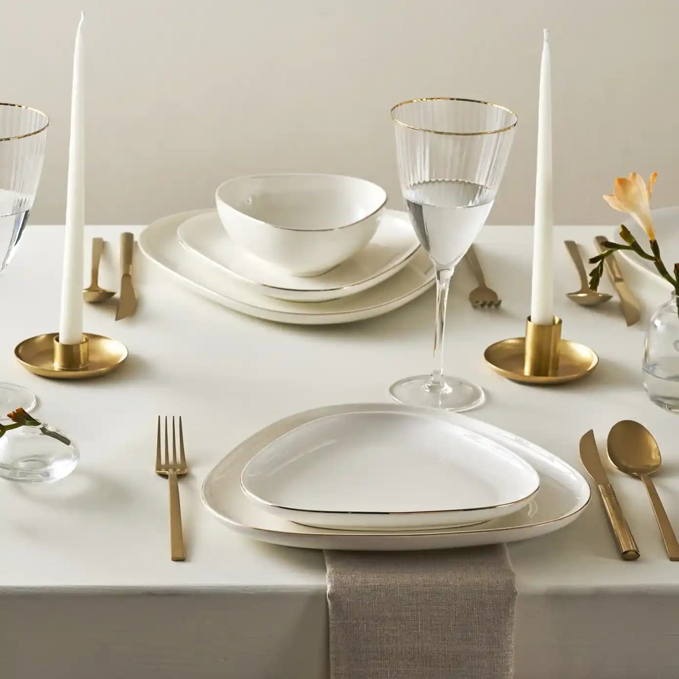 Üçgen Yemek Takımı ile Modern ve Şık Sofralar Yaratmanın Yolları