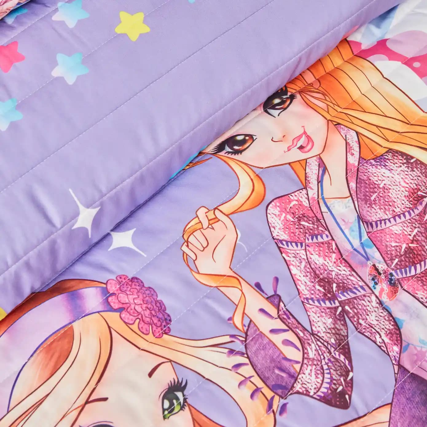 Winx Temalı Yatak Örtüsü ile Çocuk Odasında Renkli ve Şık Dekorasyon