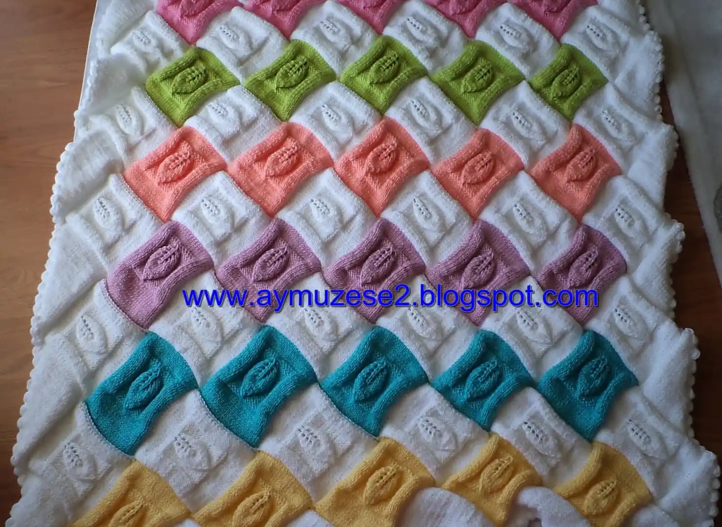 Yaprak Motifli Bebek Battaniyesi ile Doğal ve Sıcak Dekorasyon Çözümleri (75-90 karakter)