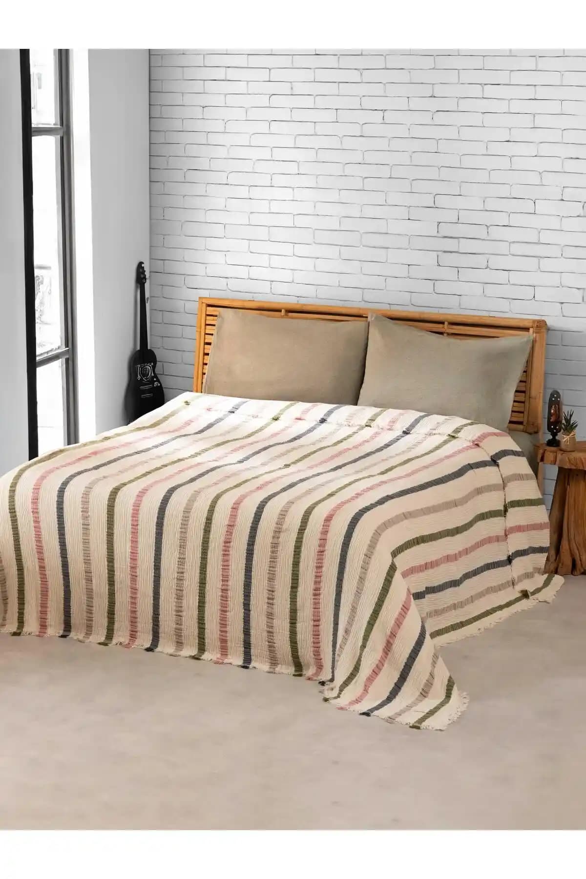 Yatak Odası Dekorasyonunda Çizgili Yatak Örtüleri ile Şıklık ve Fonksiyonellik