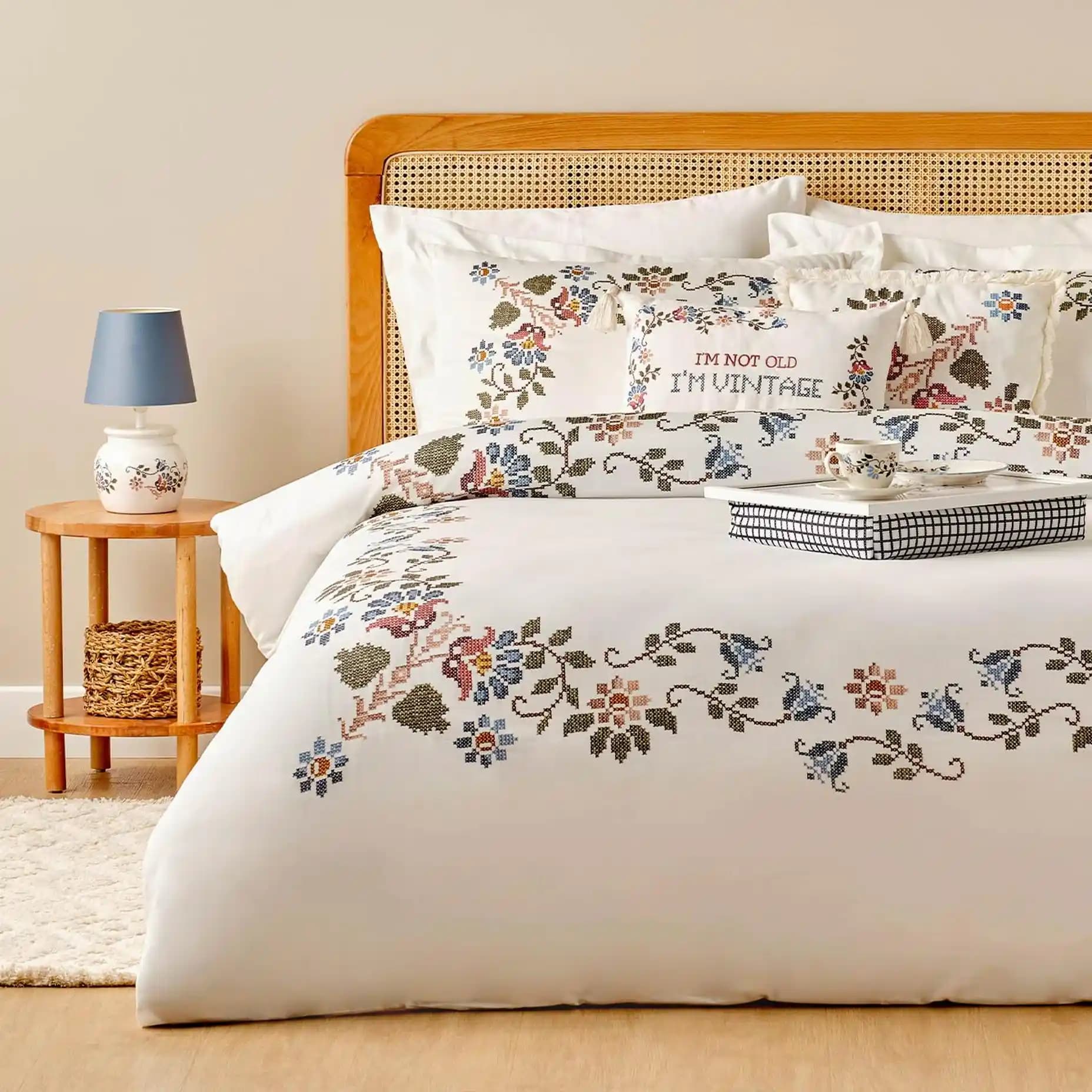 Yatak Odası Dekorasyonunda Zarafet ve Konfor İçin Çift Kişilik Nevresim Setleri Rehberi