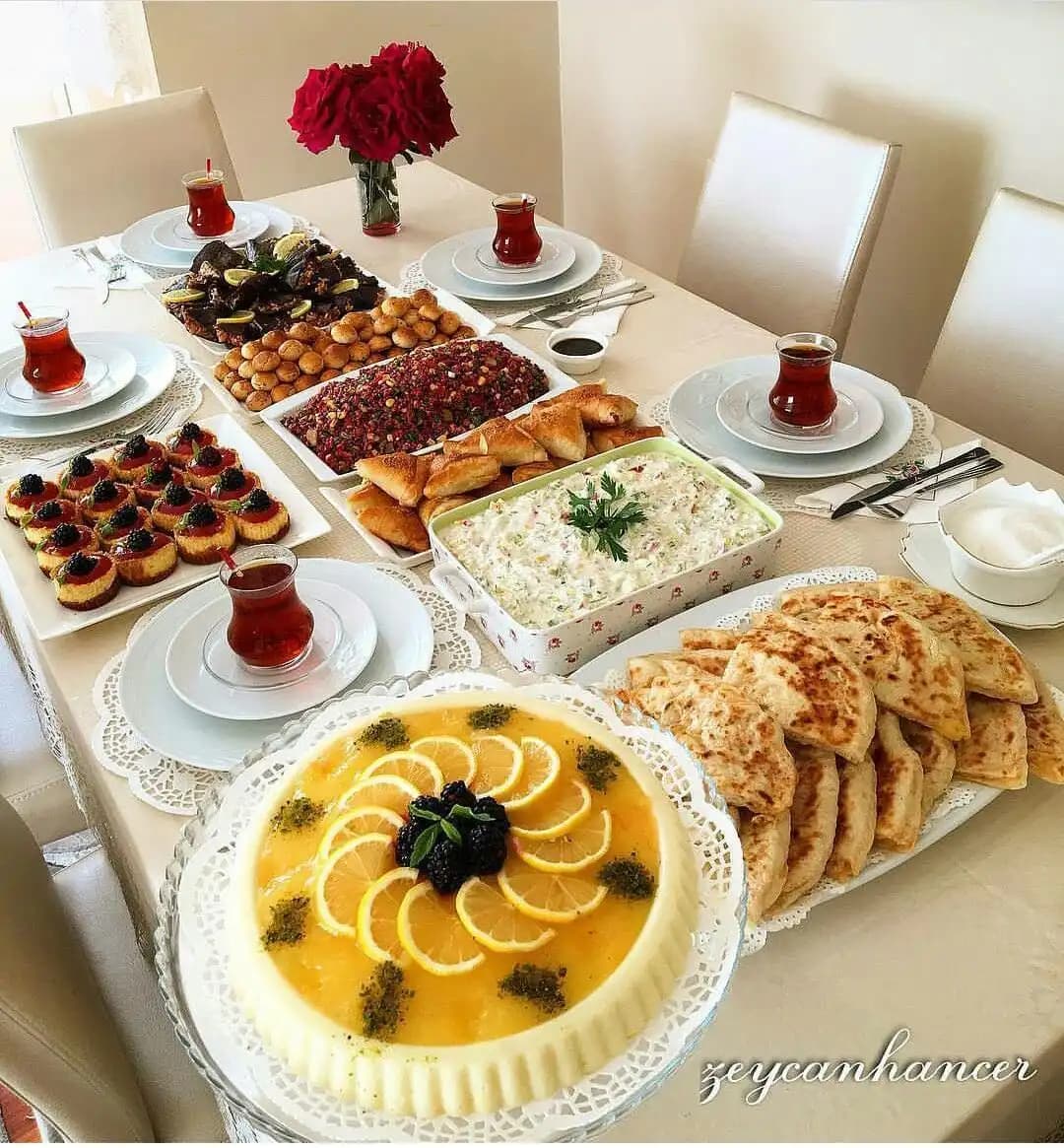 Yemek Masası Süsleriyle Sofralarınıza Şıklık ve Zarafet Katmanın En İyi Yöntemleri