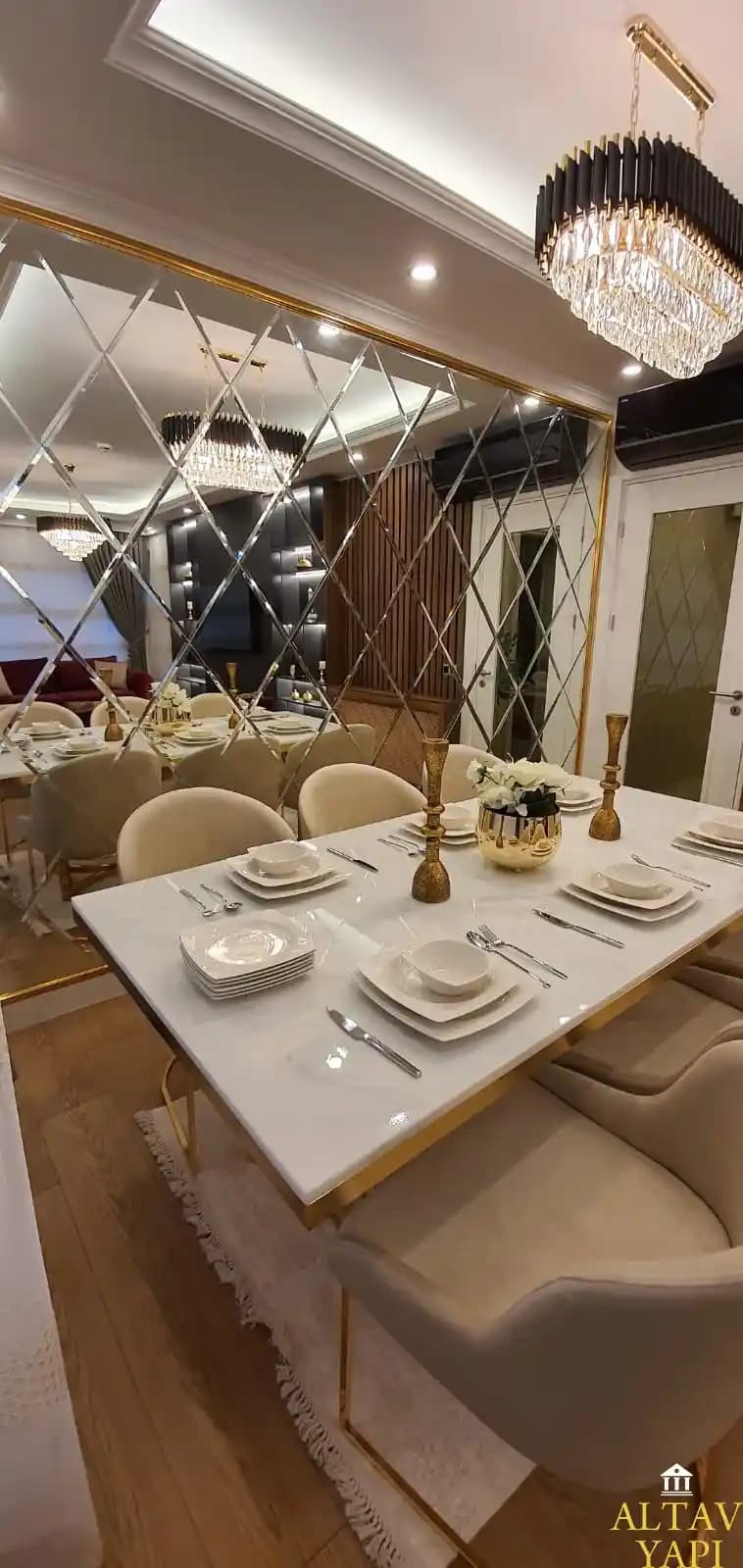 Yemek Odası Dekorasyonunu Geliştiren En Uygun Ayna Seçenekleri ve İpuçları