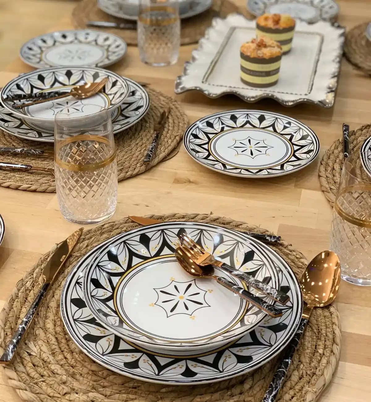 Yemek Servis Takımlarıyla Dekorasyonda Şıklık ve İşlevselliği Bir Arada Sağlama Rehberi