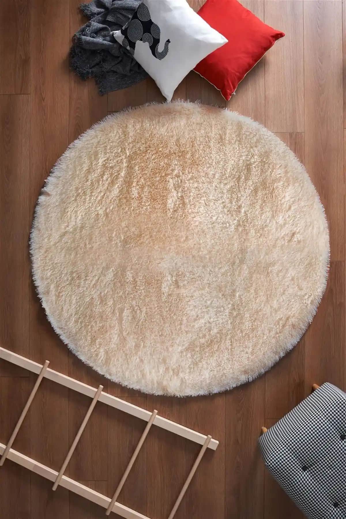 Yuvarlak Peluş Halılar ile Ev Dekorasyonunda Sıcaklık ve Şıklık Yaratma Rehberi