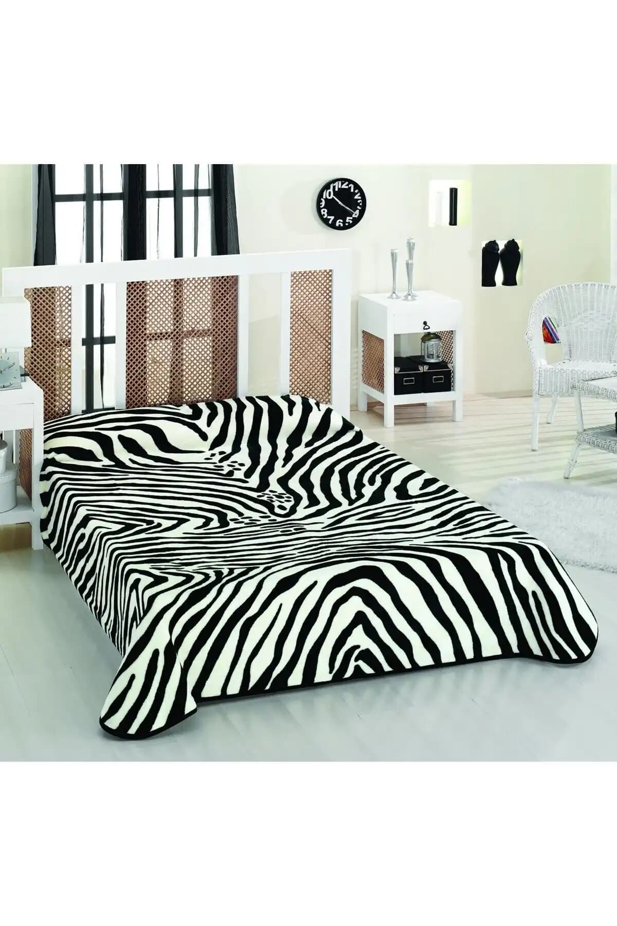 Zebra Desenli Battaniyeler: Modern Dekorasyon ve Konforun Şık Buluşması