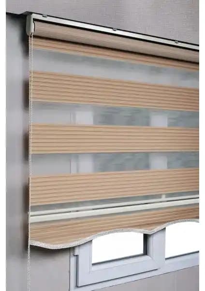 Perde Seçiminde Karşılaştırma: Kahverengi Pileli Zebra ve Siyah Gri Çift Renk Perdeler