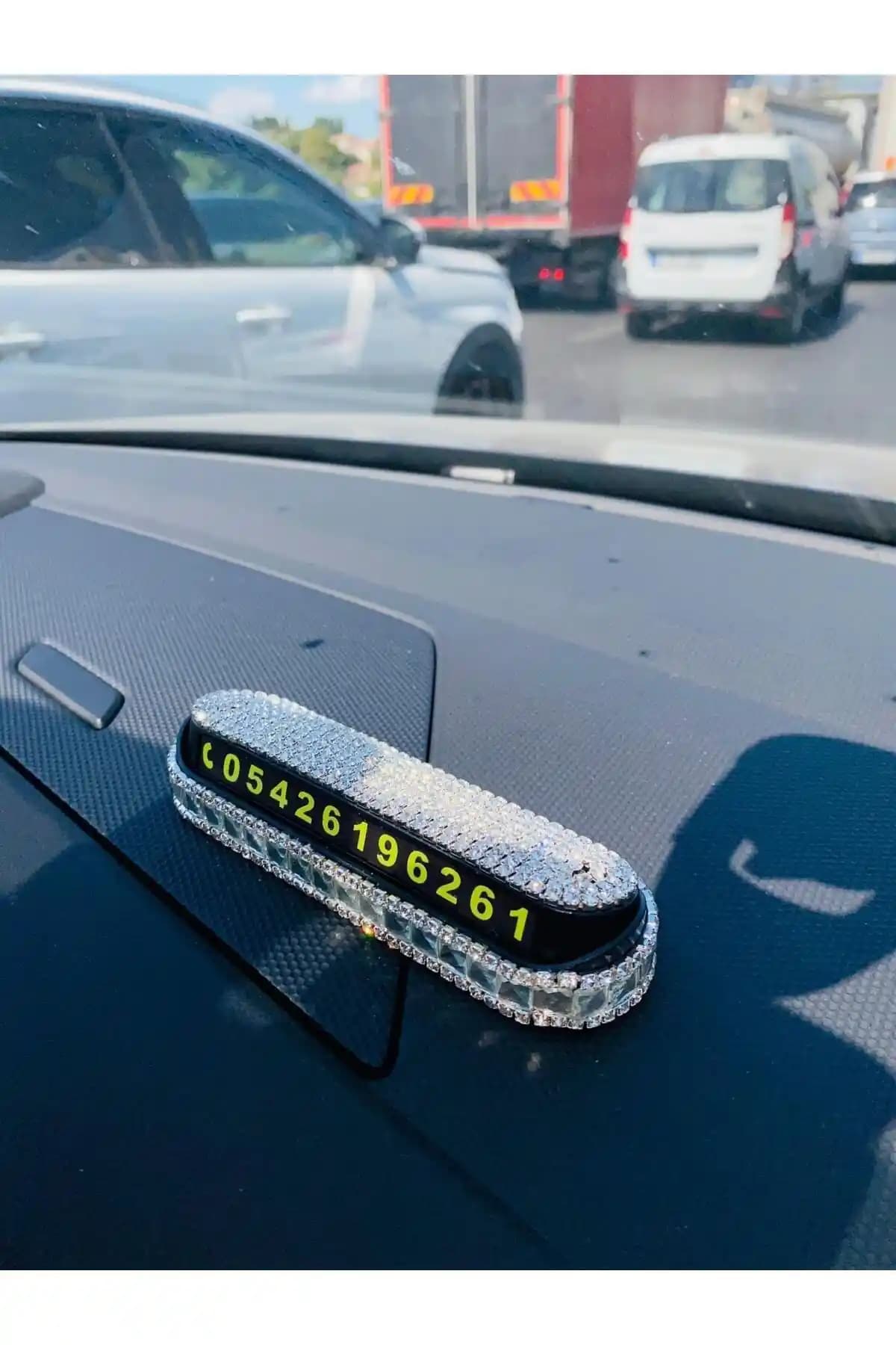 Araç İçin Gümüş Taş Kaplı Numaratör: Şıklık ve Zarafet Sunan Otomobil Aksesuarı