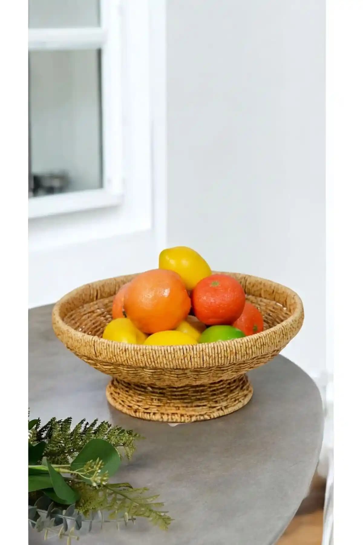 Bayev Yuvarlak 29 Cm Ayaklı Meyvelik Doğal Hasır Malzeme ile Şık Sunumlar