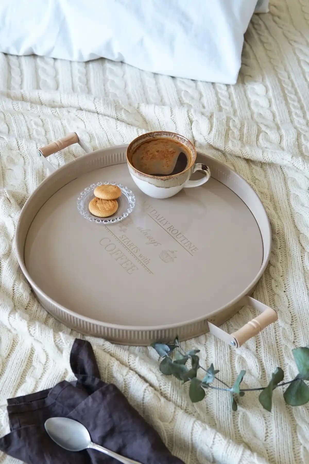 Evle Ahşap Kulplu Yuvarlak Tepsi 37 cm ile Şık ve Fonksiyonel Sunumlar