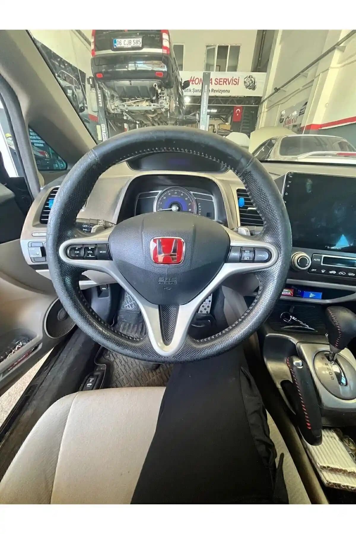 Honda Civic İçin Kırmızı Direksiyon Logosu: Estetik ve Fonksiyonellik Sunan Aksesuar