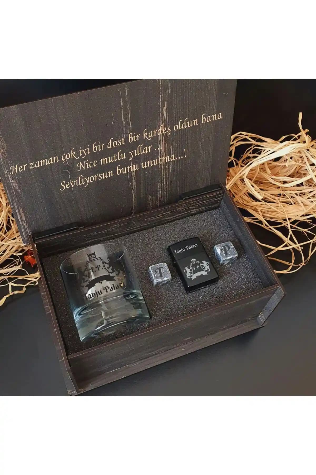 Kişiselleştirilebilir Erkeklere Özel Şık Hediye Seti: Viski Bardağı ve Aksesuarlar