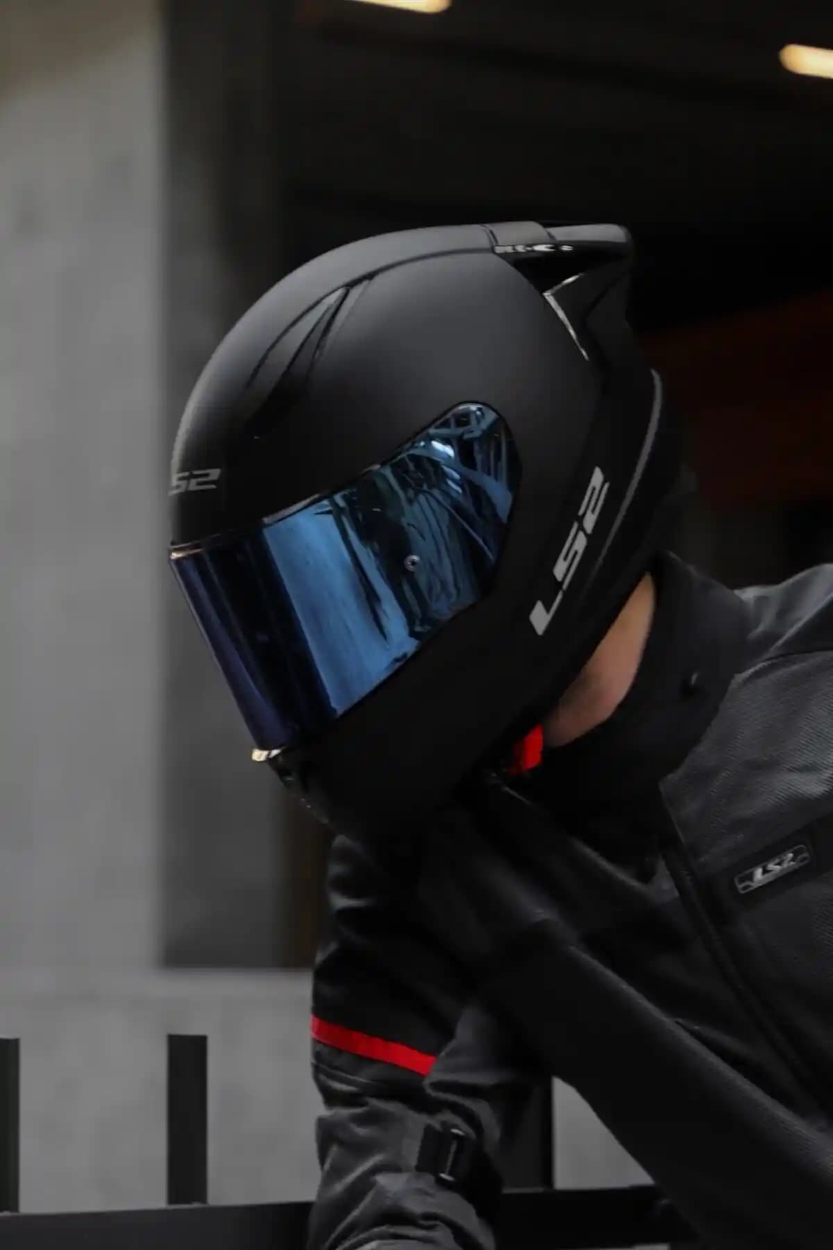 LS2 Rapıd 2 Race Mat Siyah Kask Güvenlik ve Şıklık Sunan Modern Tasarım