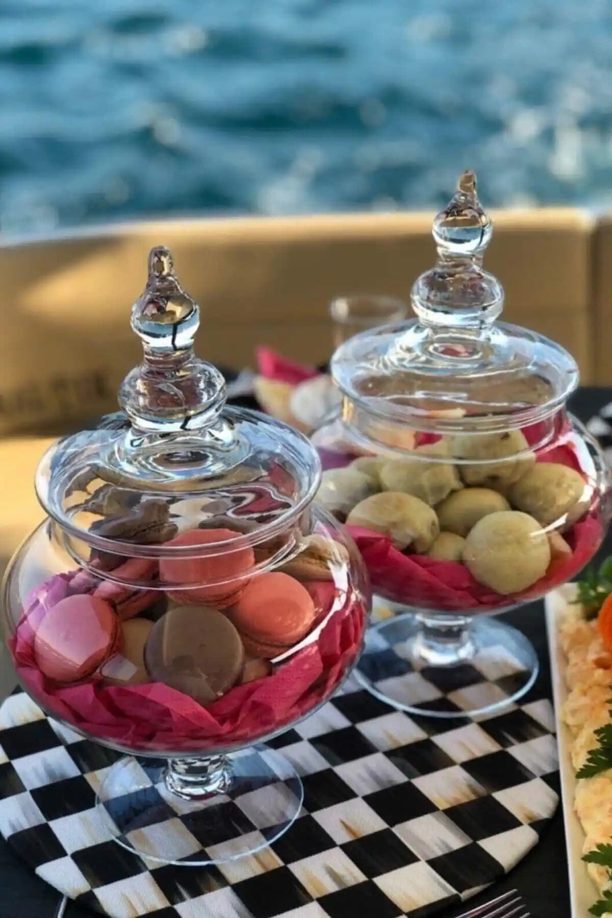 Modern ve Şık Cam Kurabiyelik ve Şekerlik Seti Ev Dekorasyonuna Uygun