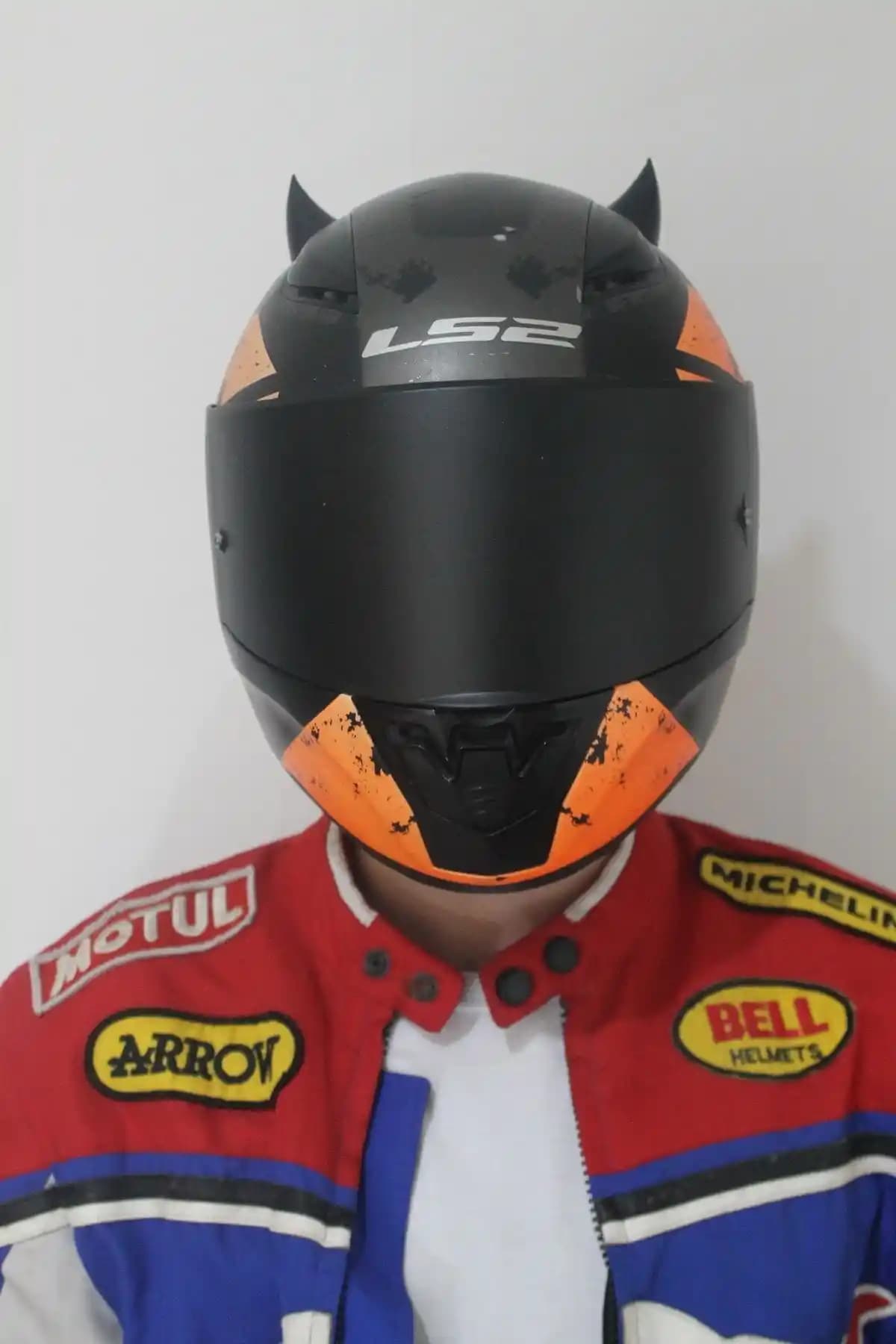 Motosiklet Kask Şeytan Boynuzu Süsü: Estetik ve Dayanıklılık Arasında Denge