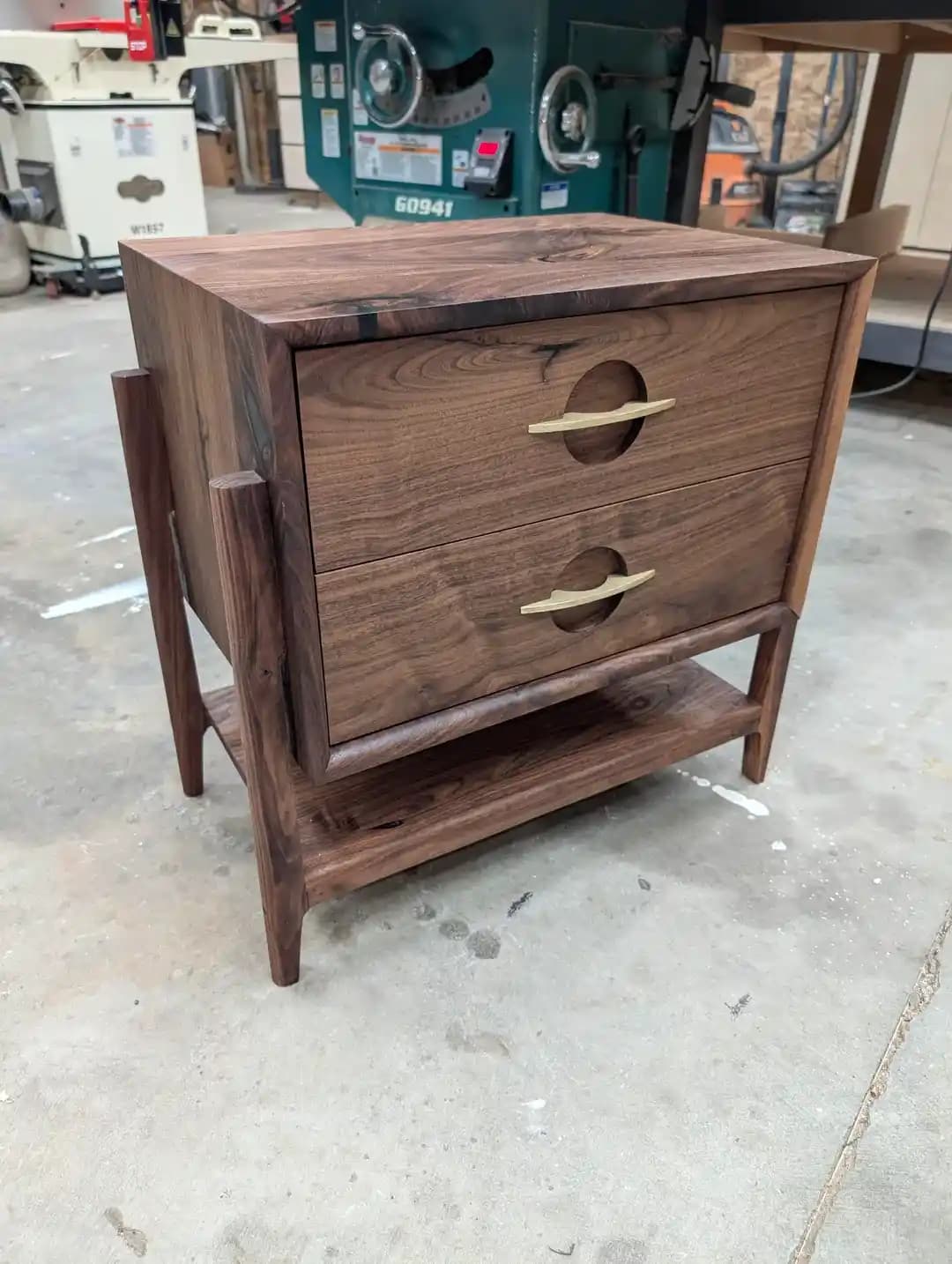 Ahşap İşçiliğinde Başarılı Tasarım: Foureyes Komodin Projesinin Detaylı İncelemesi