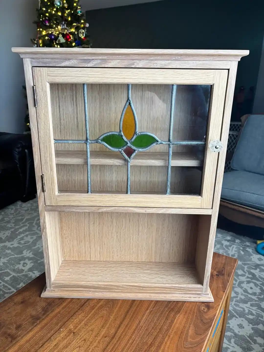 Beyaz Meşe Asma Dolap Yapımı: Vintage Vitray ve Dayanıklı Tasarım Detayları