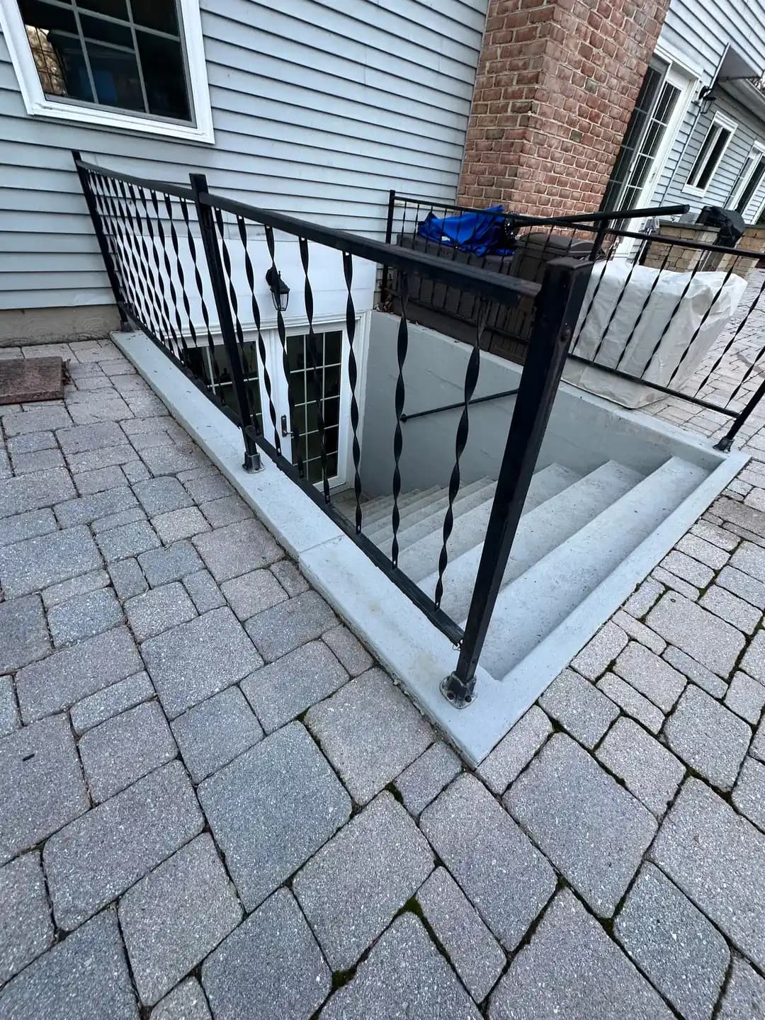 Bodrum Merdivenlerinde Korkuluk Değişimi ve Drenaj İyileştirme Yöntemleri