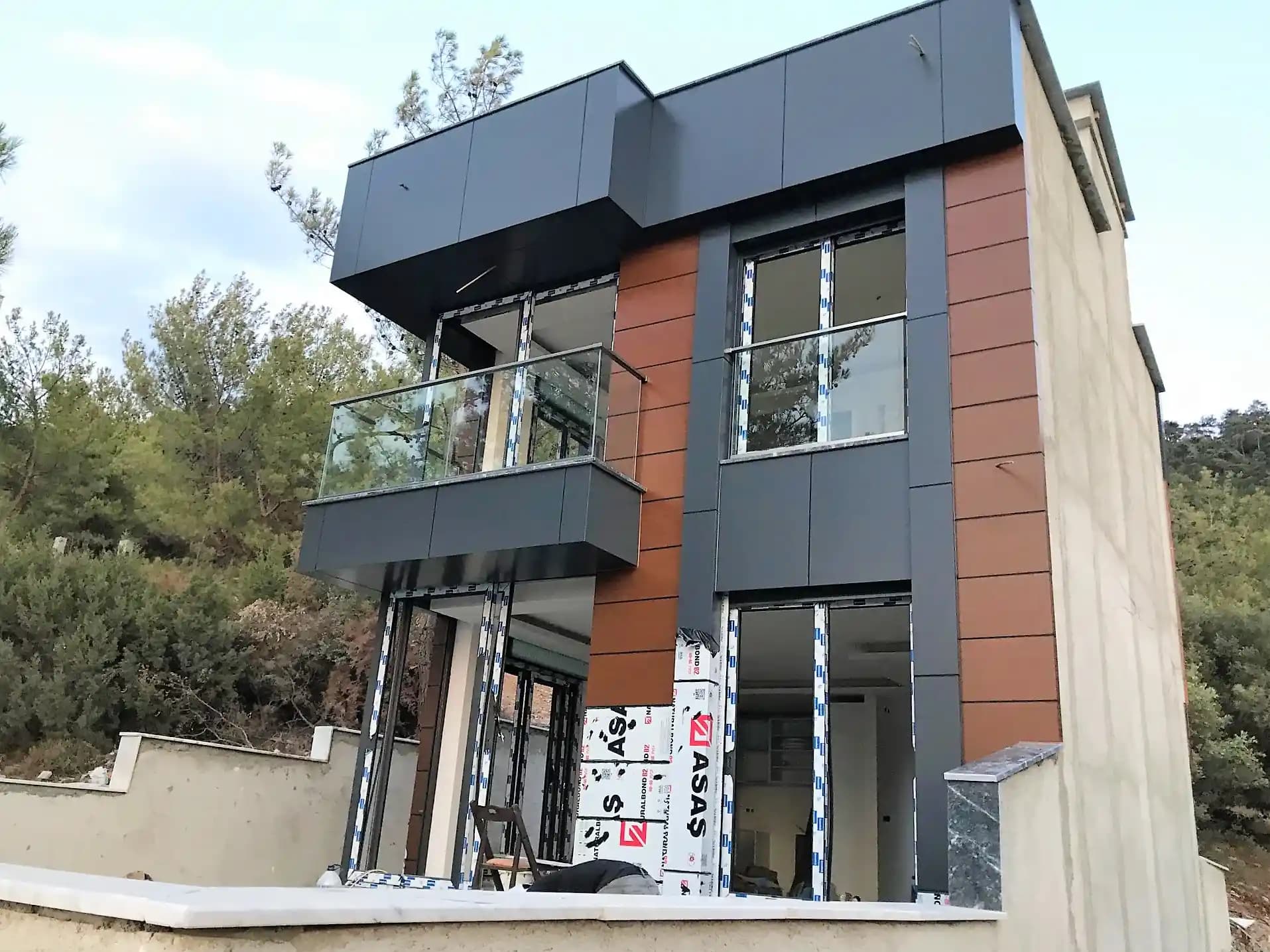 Dış Cephe Kaplaması ve Pencere Değişimi: Hangi İşlem Öncelikli Olmalı ve Neden