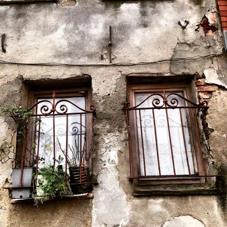 Eski Evlerde Pencere Çerçevesindeki Küçük Boşlukların Kalıcı Çözüm Yöntemleri ve Uygulamaları