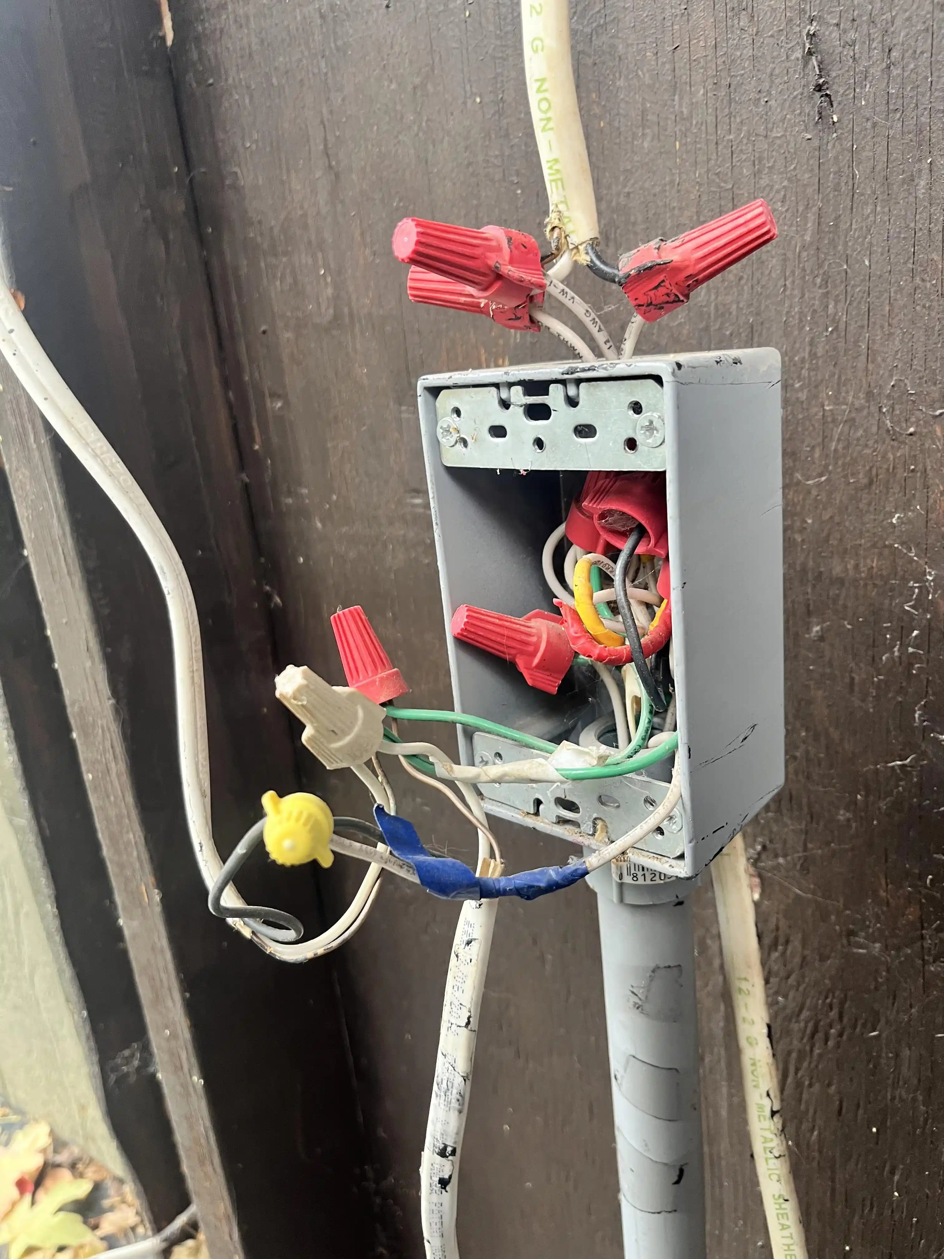 Eski Kabinlerde Dış Mekan Elektrik Tesisatı: Güvenlik ve Doğru Uygulamalar Rehberi