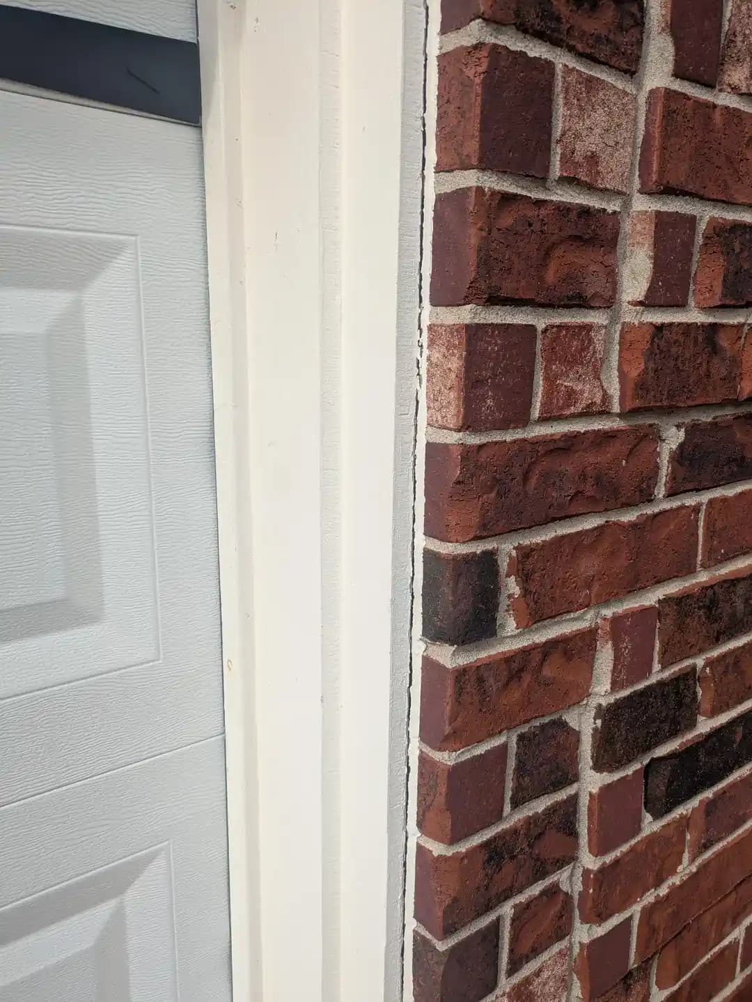 Garaj Kapısı Kenar Çatlaklarının Onarımı İçin Eski Dolgunun Temizlenmesi ve Yeni Dolgu Seçimi