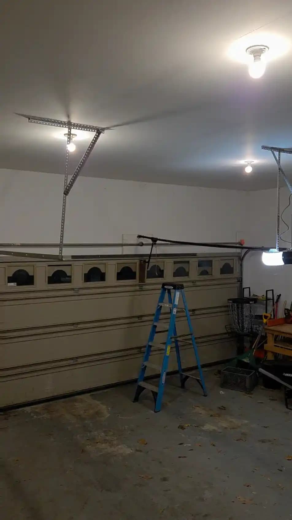 Garaj Kapısı Sorunları: Yaylar, Raylar ve Kritik Mekanik Bileşenlerin Rolü