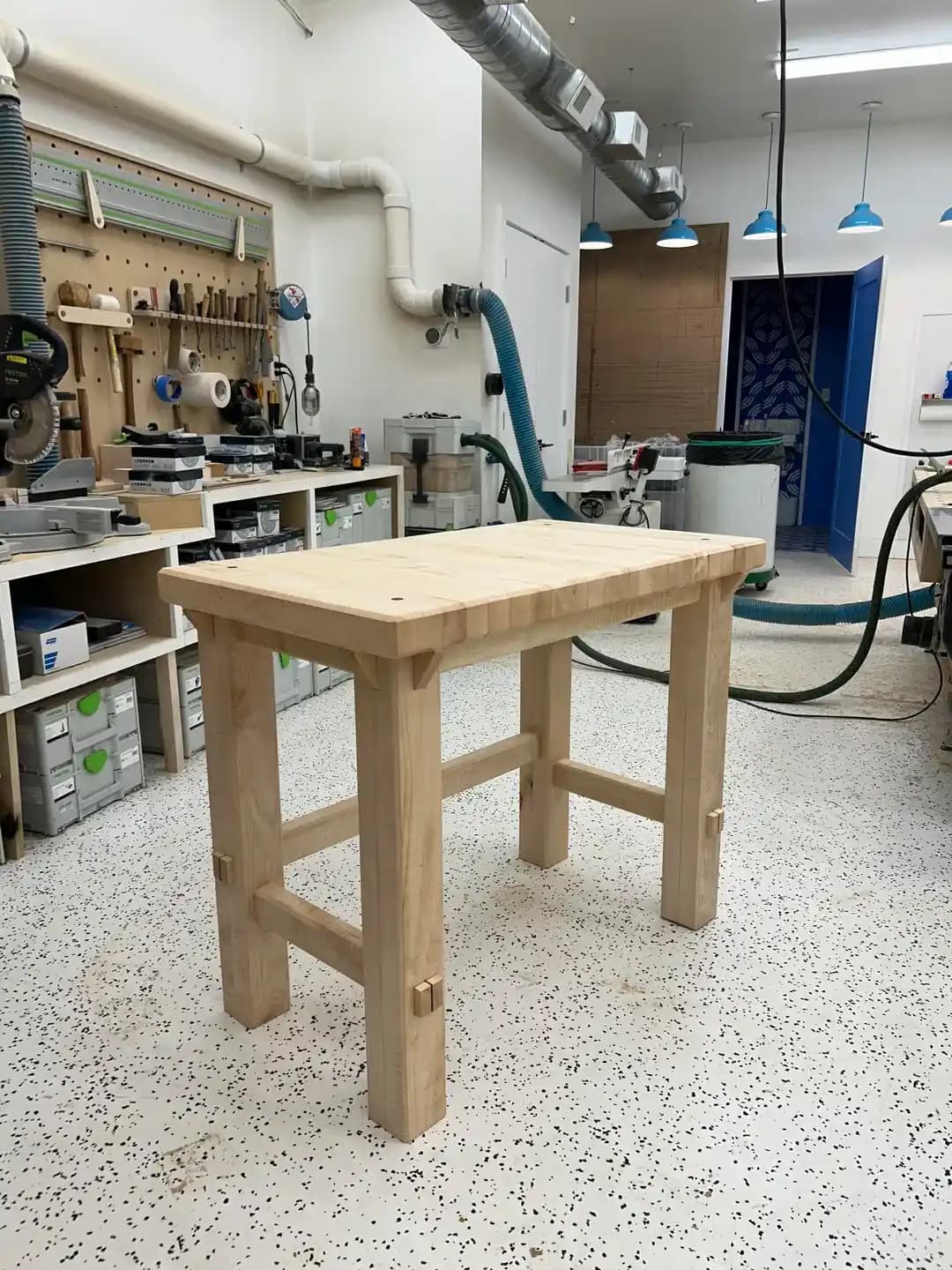 Kıvırcık Akçaağaç İş Tezgahı Tasarımı ve Karmaşık Birleştirme Teknikleri