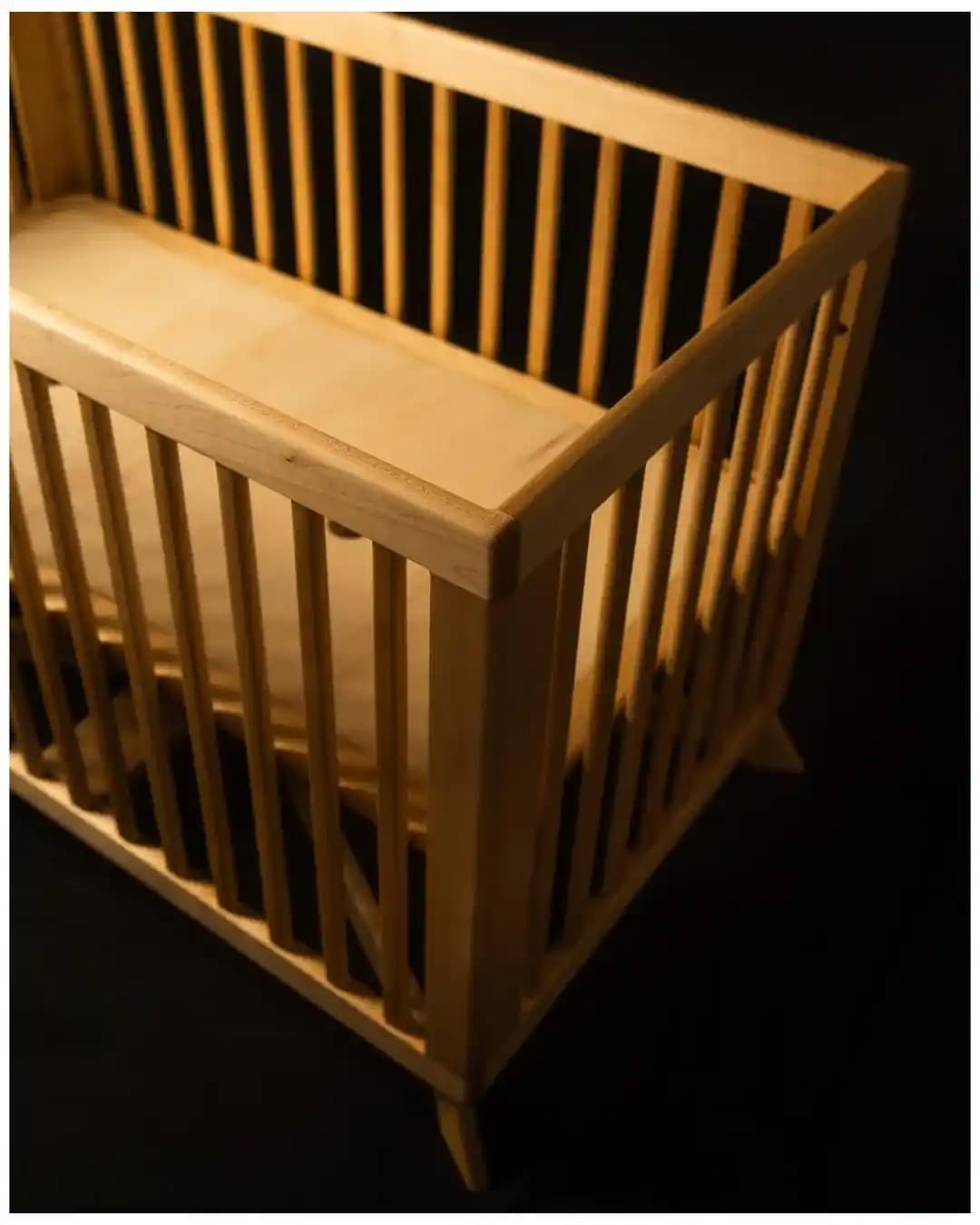 Maple Ağacından Doğal Ahşap Görünümlü Modüler Bebek Beşiği Tasarımı ve Yapımı