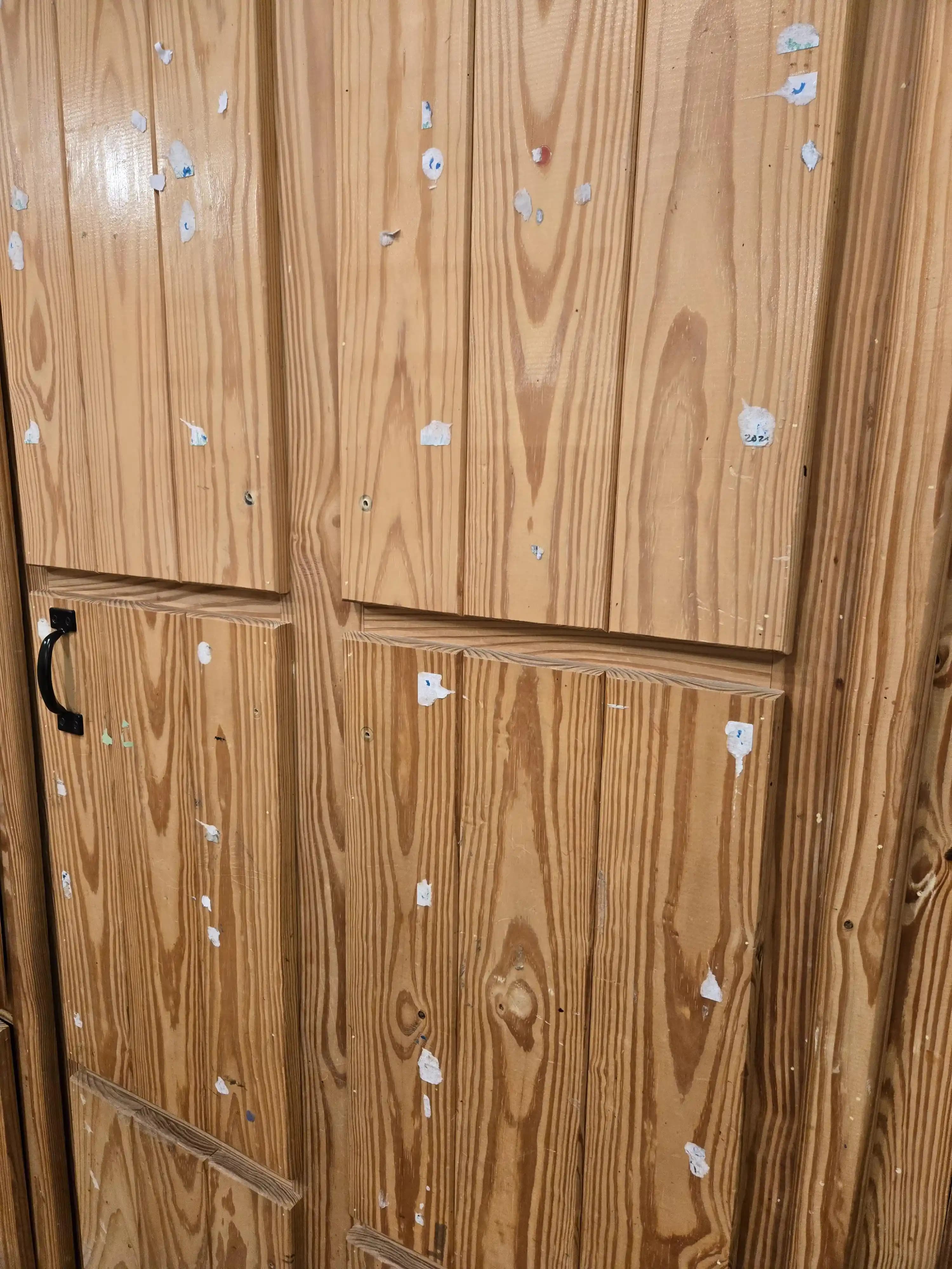 Mobilya Dolap Yüzeylerindeki Yapışkan Kalıntılarının Etkili ve Güvenli Temizliği Yöntemleri