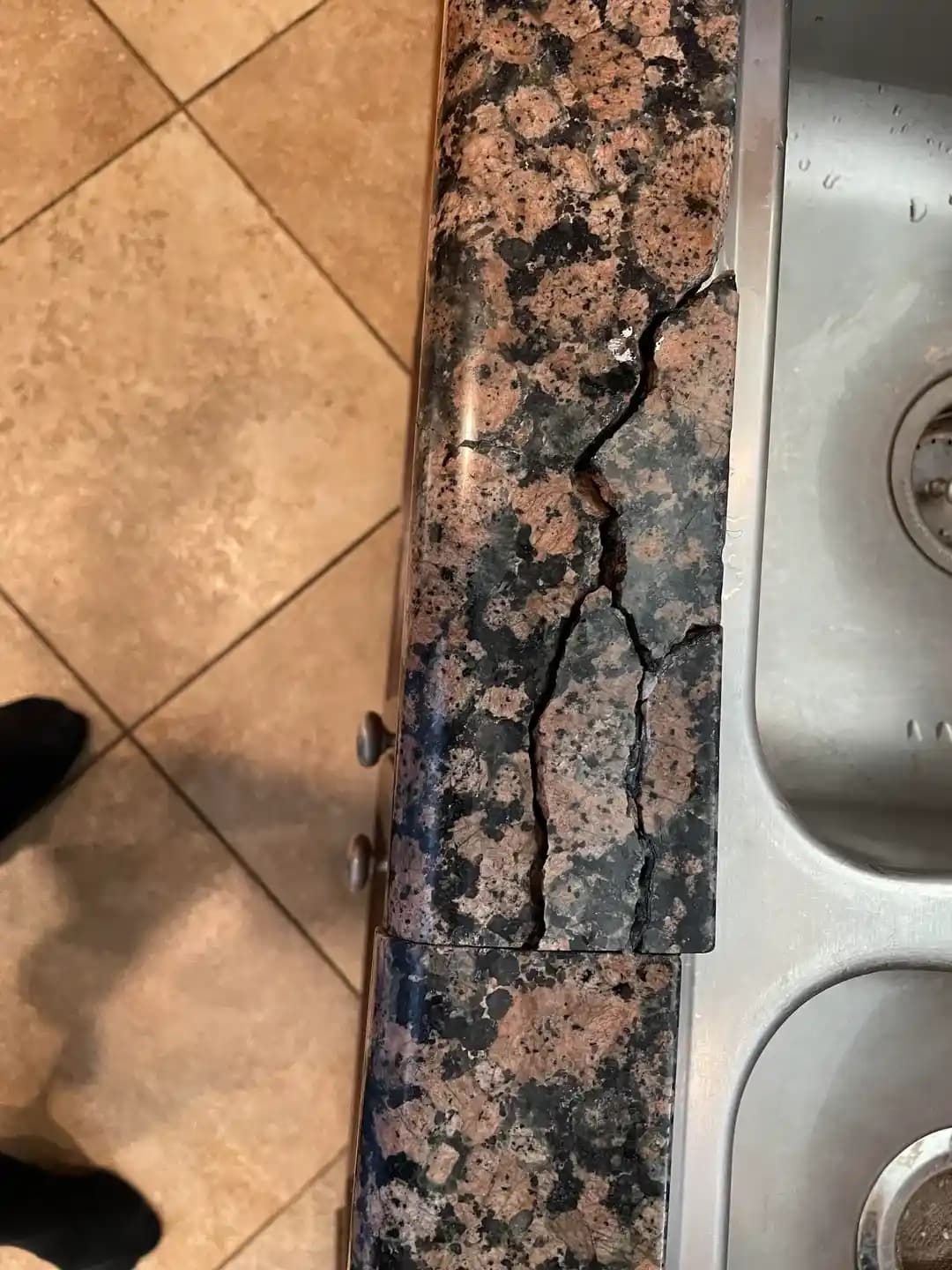 Mutfak Tezgahı Çatlakları ve Çiftlik Ev Tipi Lavabo Seçeneklerinin Değerlendirilmesi