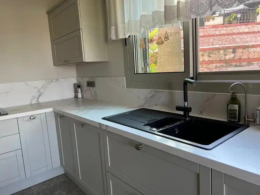 Mutfak Tezgahını Boyama ve Kaplama Yöntemlerinin Dayanıklılığı ve Uygulanabilirliği