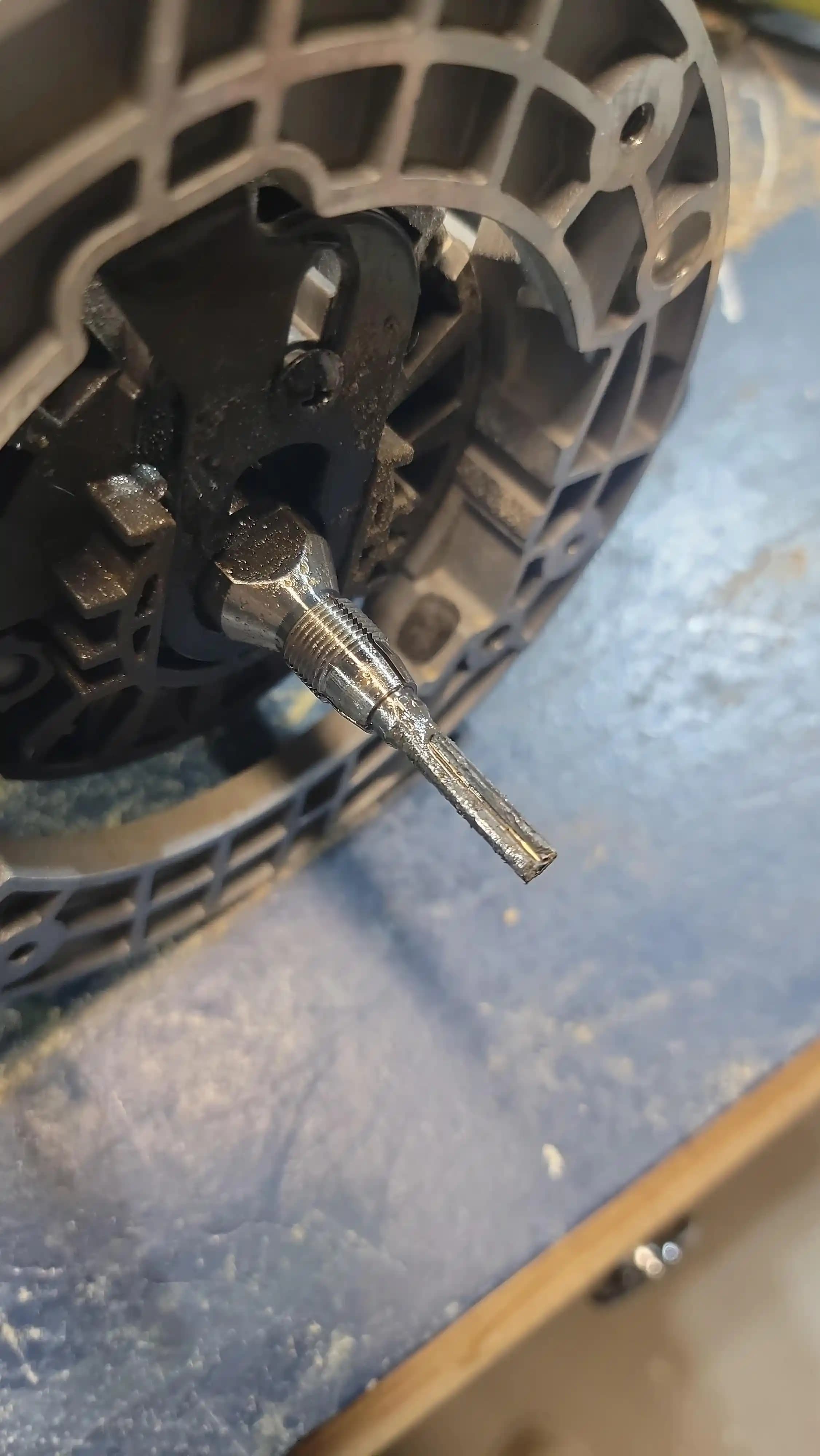 Ryobi R163G Router'da Sıkışan Freze Ucunun Çıkarılması ve Önlenmesi Yöntemleri