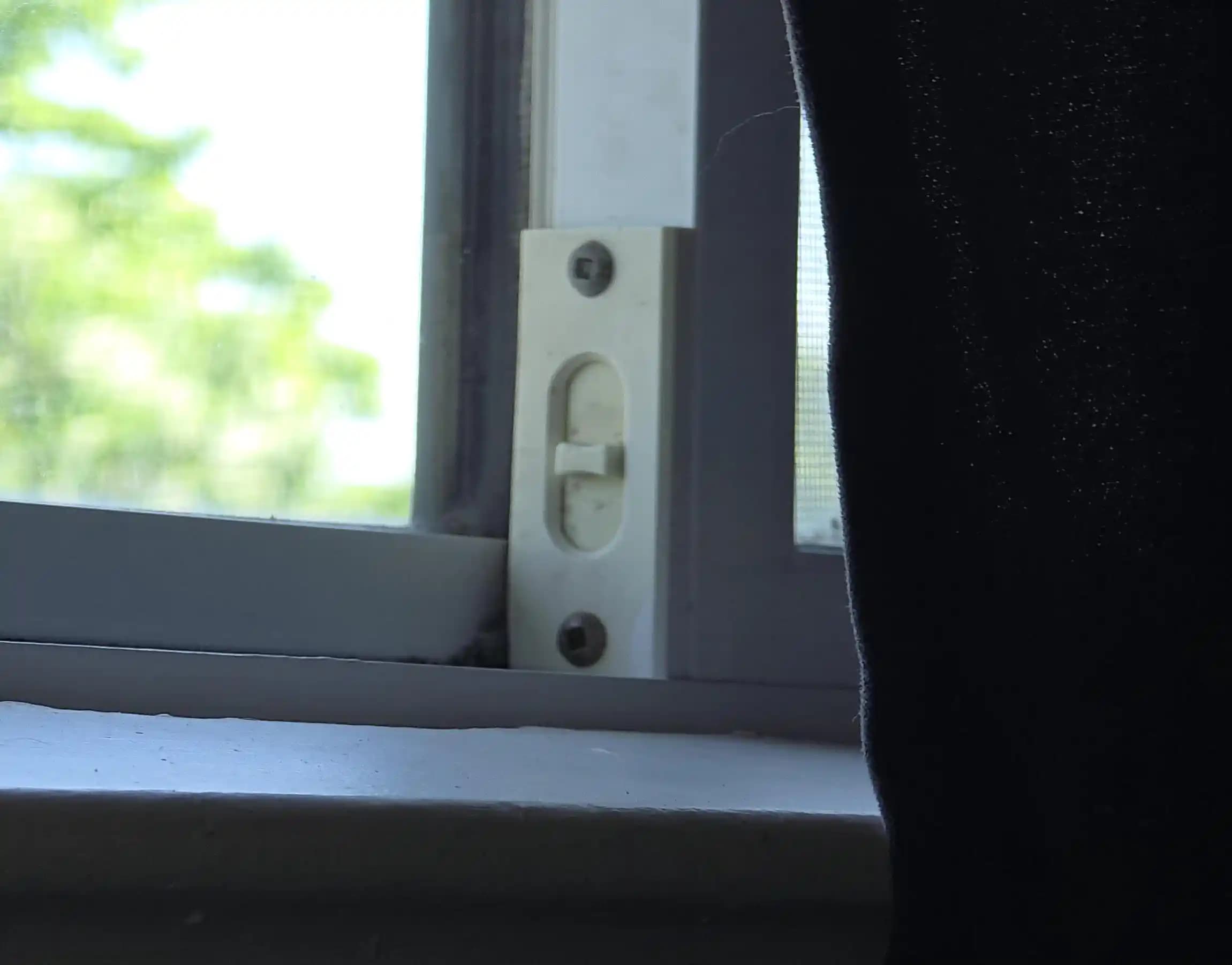 Sıkışan Pencerelerin Açılması: Kilit Mekanizması ve Ray Temizliği Yöntemleri