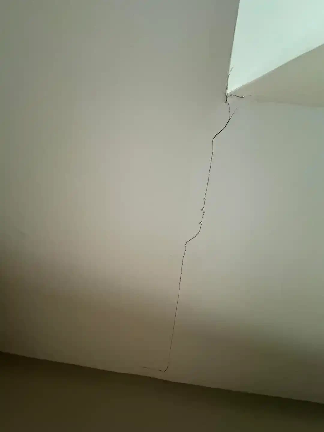 Tavan Çatlakları: Nedenleri, Müdahale Yöntemleri ve Yardım Alınacak Uzmanlar