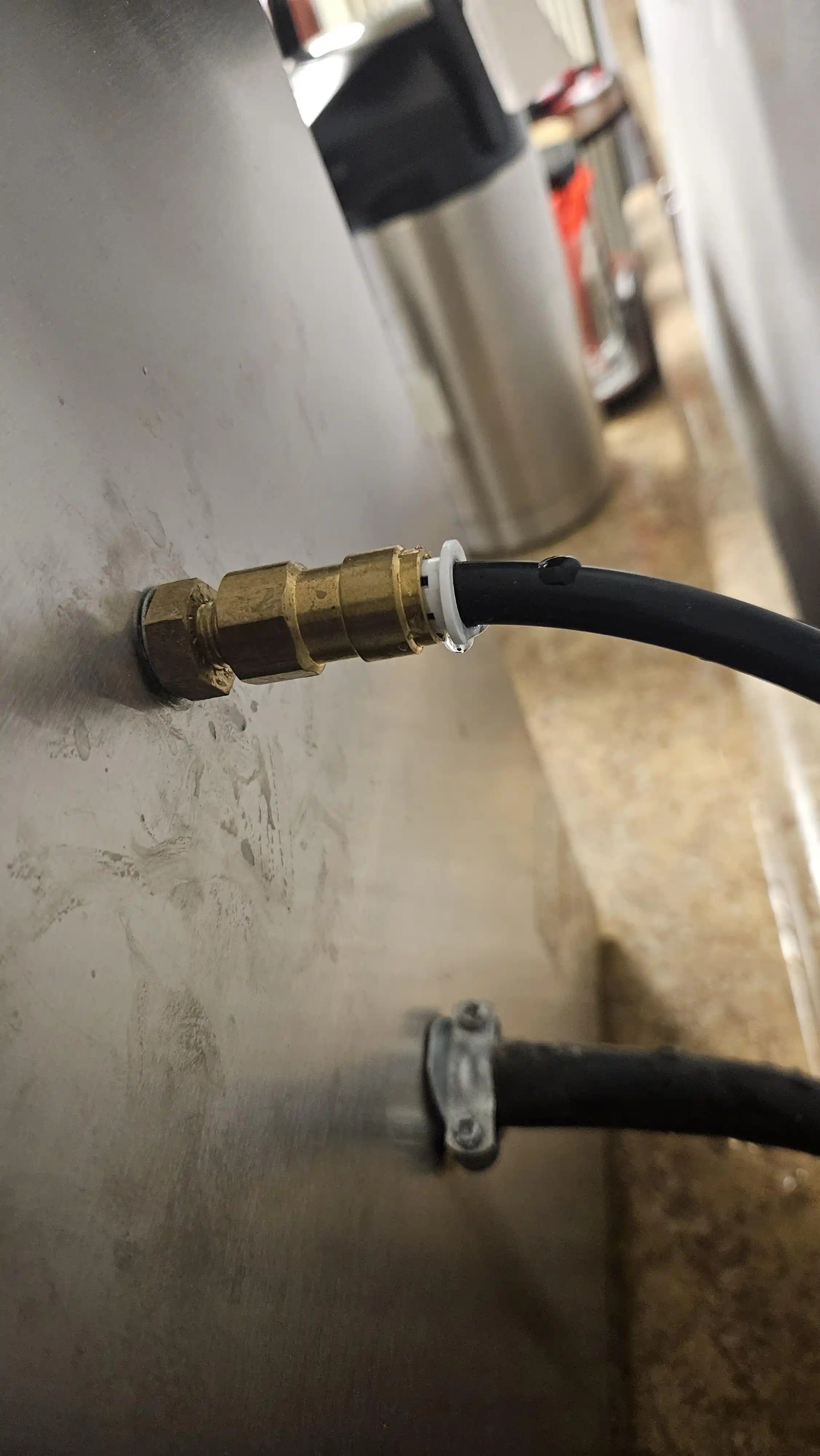 Ticari Kahve Makinesi Su Hattı Sızıntısı: Push Fitting Bağlantılarında Nedenler ve Çözümler