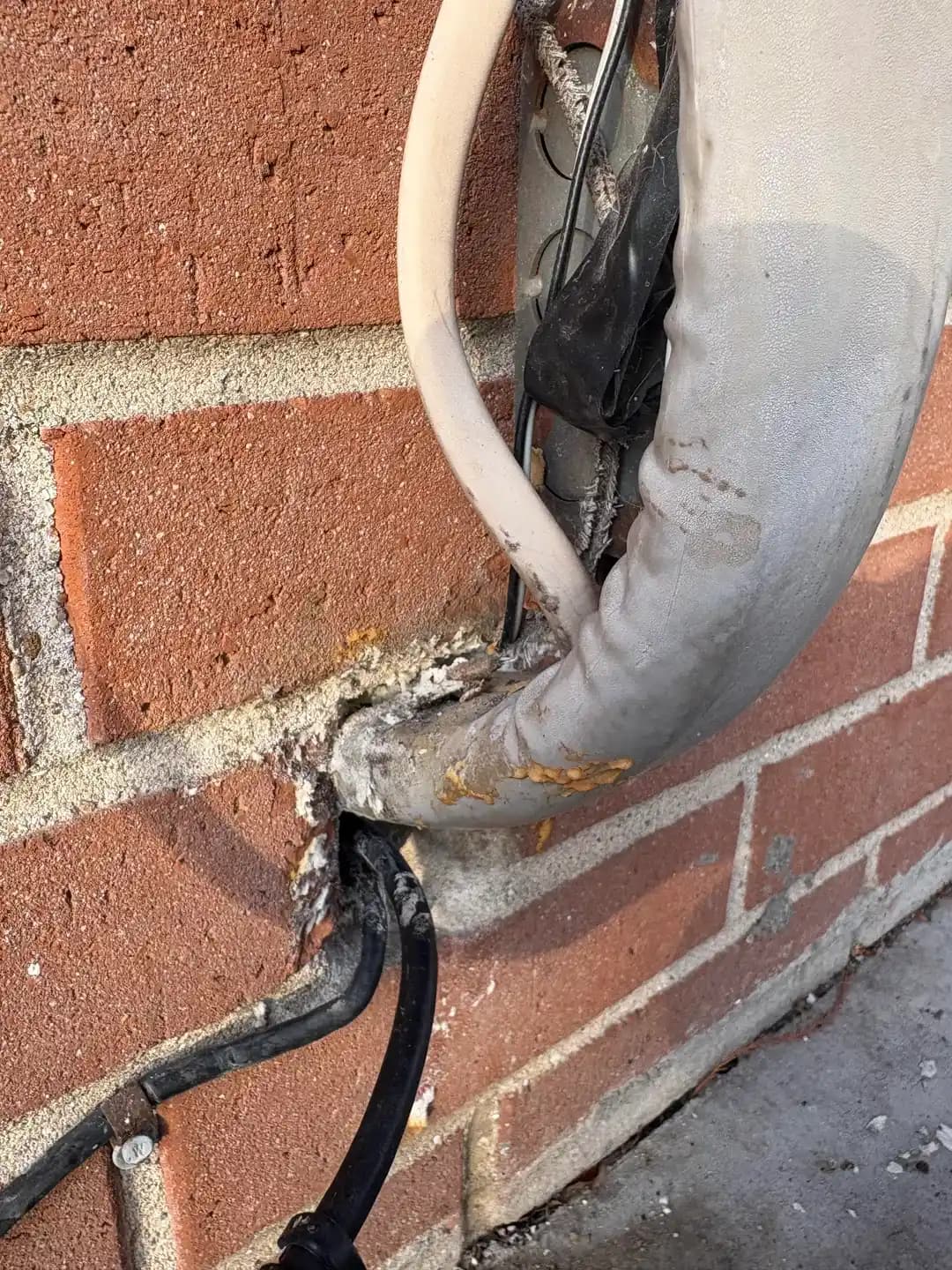 Tuğla Duvarlarda Elektrik Panosu Su Sızıntısını Önlemek İçin Etkili Yöntemler ve Malzemeler