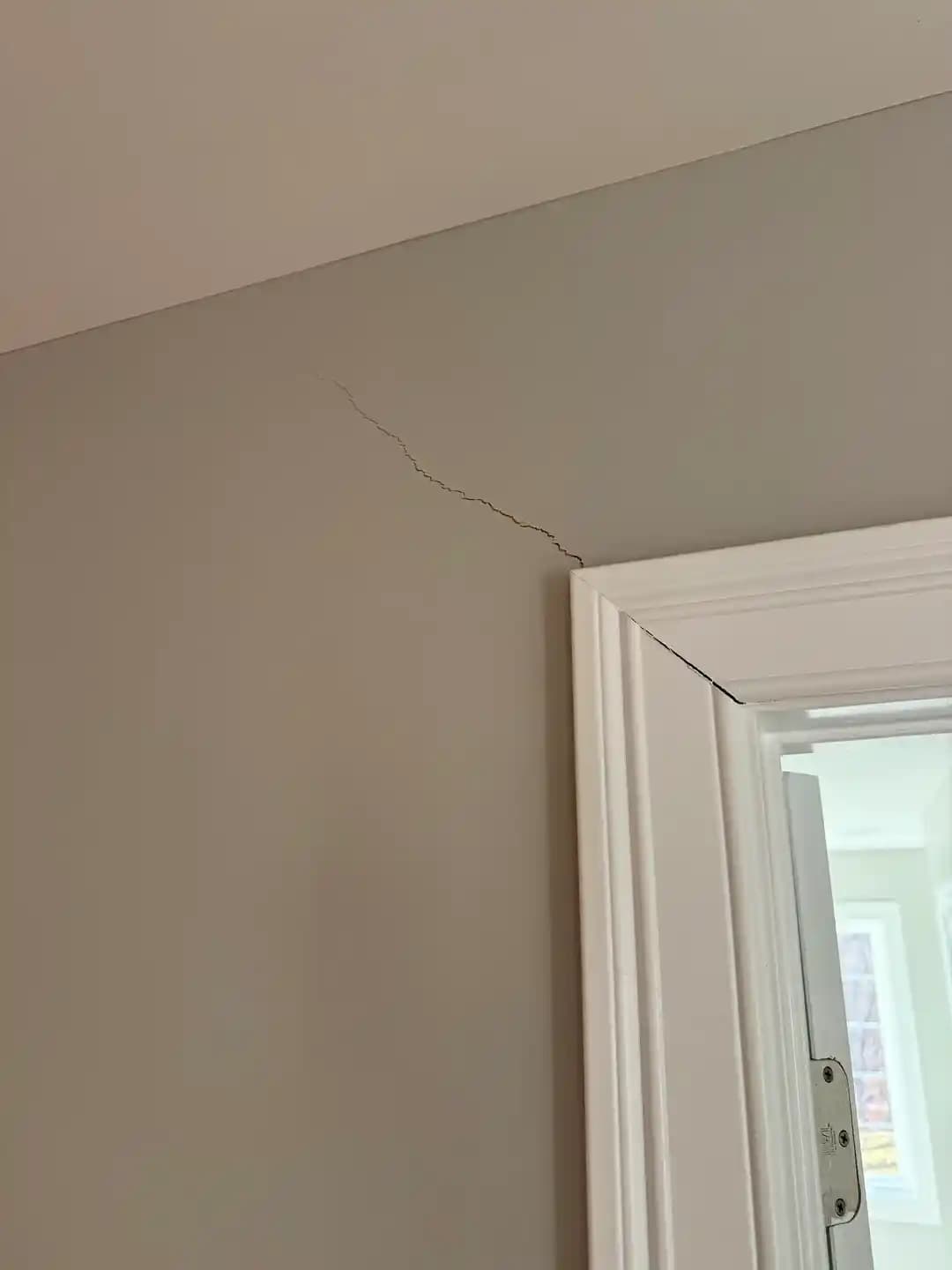 Yeni Evlerde Duvar Çatlakları: Nedenleri, Değerlendirilmesi ve Etkili Çözümler