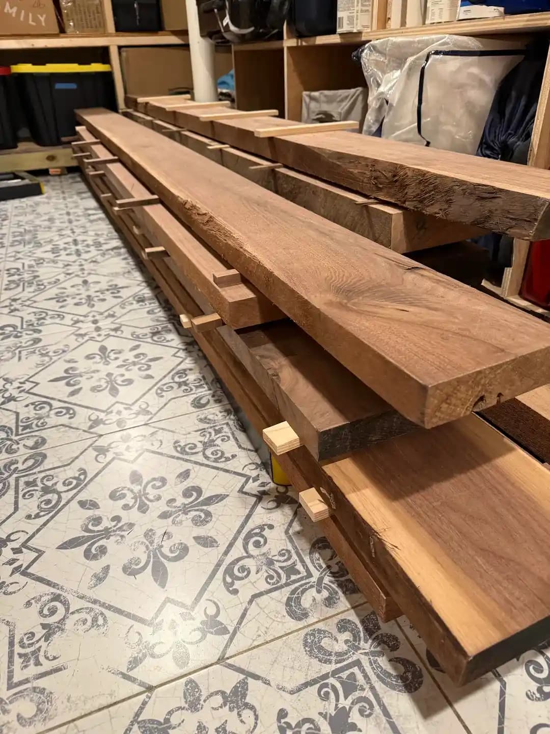 Yerel Ahşap Mağazası Tasfiye Satışlarında Ceviz ve Sert Ağaç Fırsatları