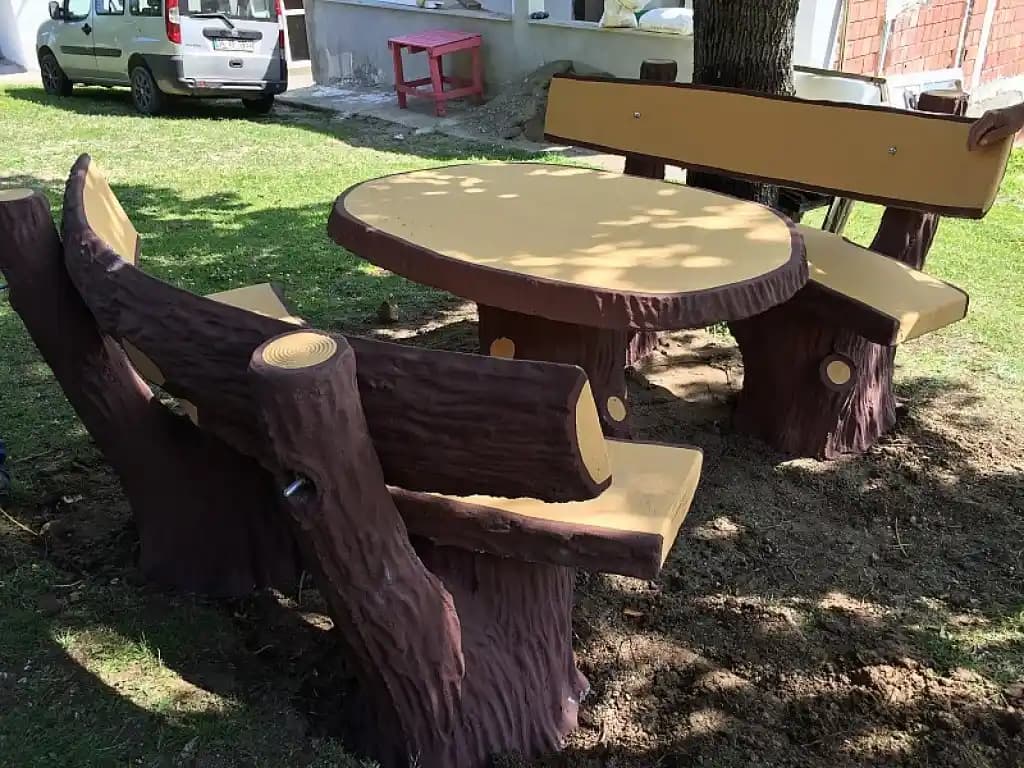 Ahşap Görünümlü Beton Masalar: Dayanıklı ve Estetik Modern Tasarım Çözümleri